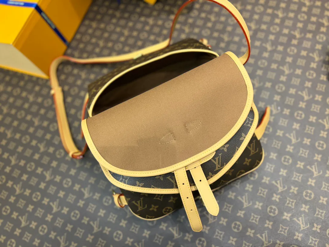 💰1060 Top original order M40710 presbyopia SAUMUR medium handbag M42256 second-hand messenger bag Gemini handbag The Saumur medium handbag made of Monogram canvas shows the natural elegance of Louis Vuitton. Carry it casually across the body for a more fashionable look, and the exquisite cowhide trim outlines a very feminine appearance. Dimensions: 28x11x20cm.