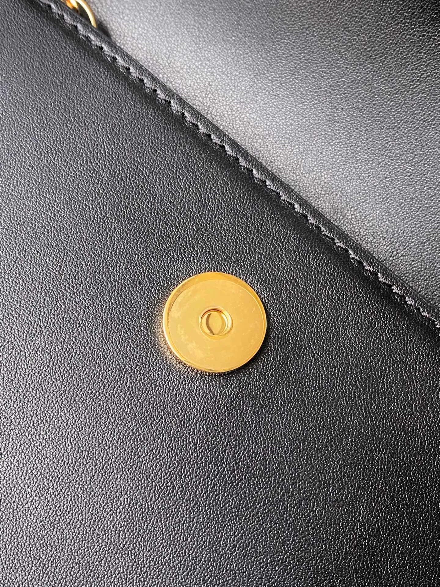 💰820 (top-grain leather) top original order M14564 This Wallet On Chain handbag is from the Louis Vuitton LVBloom series. It is cut from cow leather in a fashionable and practical configuration. It is decorated with decorations inspired by the brand's classic Monogram pattern. There's plenty of space to store a smartphone, and contrasting metal hardware adds an elegant touch. Dimensions: 20 × 11.5 × 4 cm