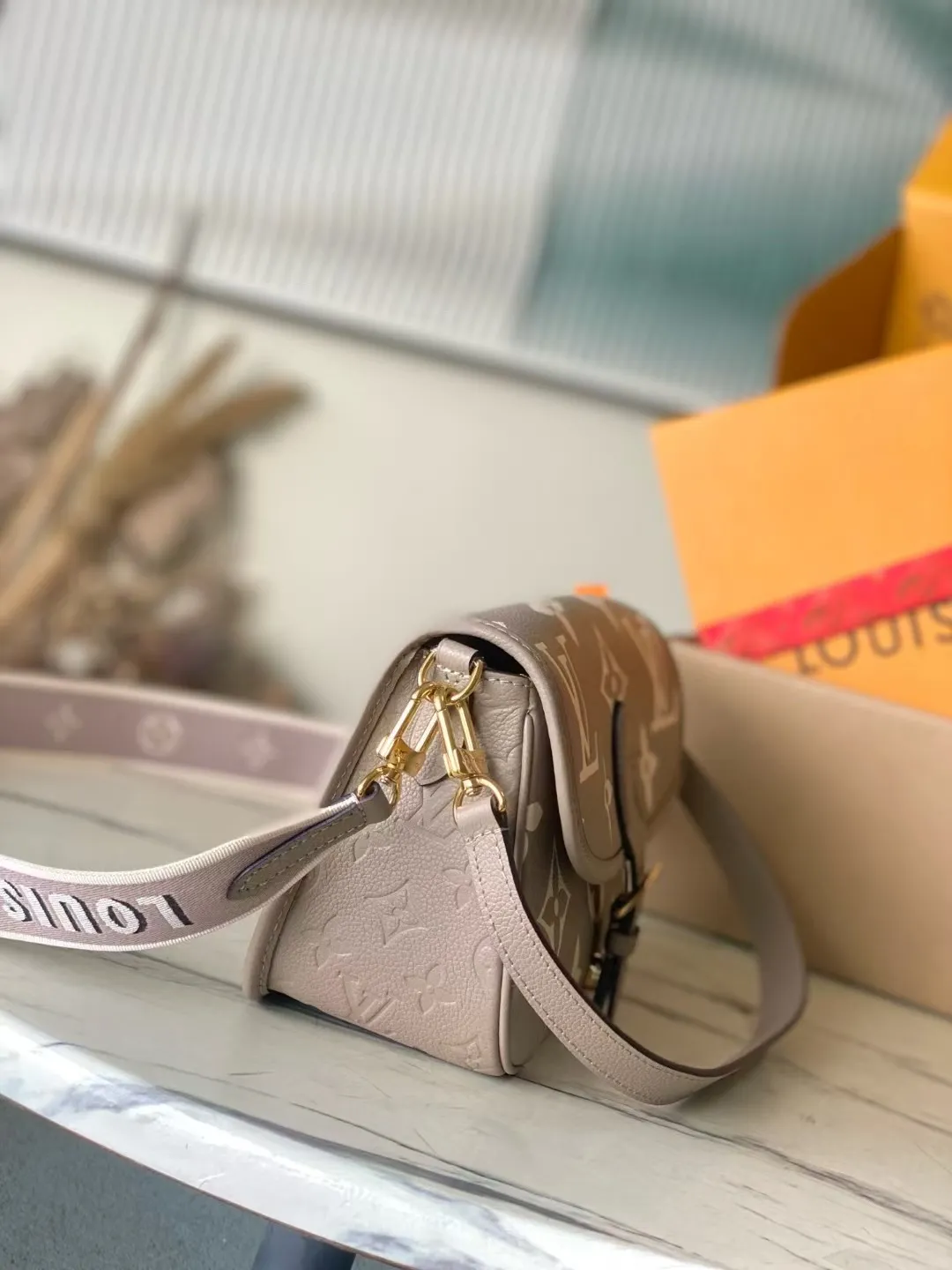 💰1100 (top layer leather) top original order M46583 This Diane handbag depicts the classic Monogram pattern on Epi leather, which contrasts with the dazzling metal parts, making it an elegant choice for daily use. The perfect size makes it easy to store your daily needs, the zippered interior pocket adds functionality, and the detachable contrast fabric shoulder strap allows for a variety of carrying methods. Dimensions: 24 × 15 × 9cm