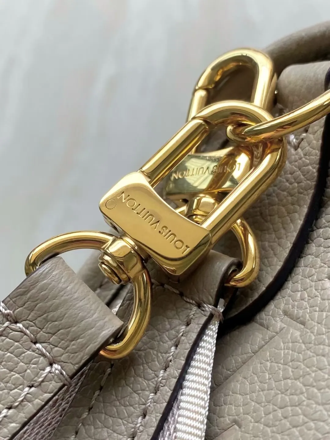 💰1100 (top layer leather) top original order M46583 This Diane handbag depicts the classic Monogram pattern on Epi leather, which contrasts with the dazzling metal parts, making it an elegant choice for daily use. The perfect size makes it easy to store your daily needs, the zippered interior pocket adds functionality, and the detachable contrast fabric shoulder strap allows for a variety of carrying methods. Dimensions: 24 × 15 × 9cm