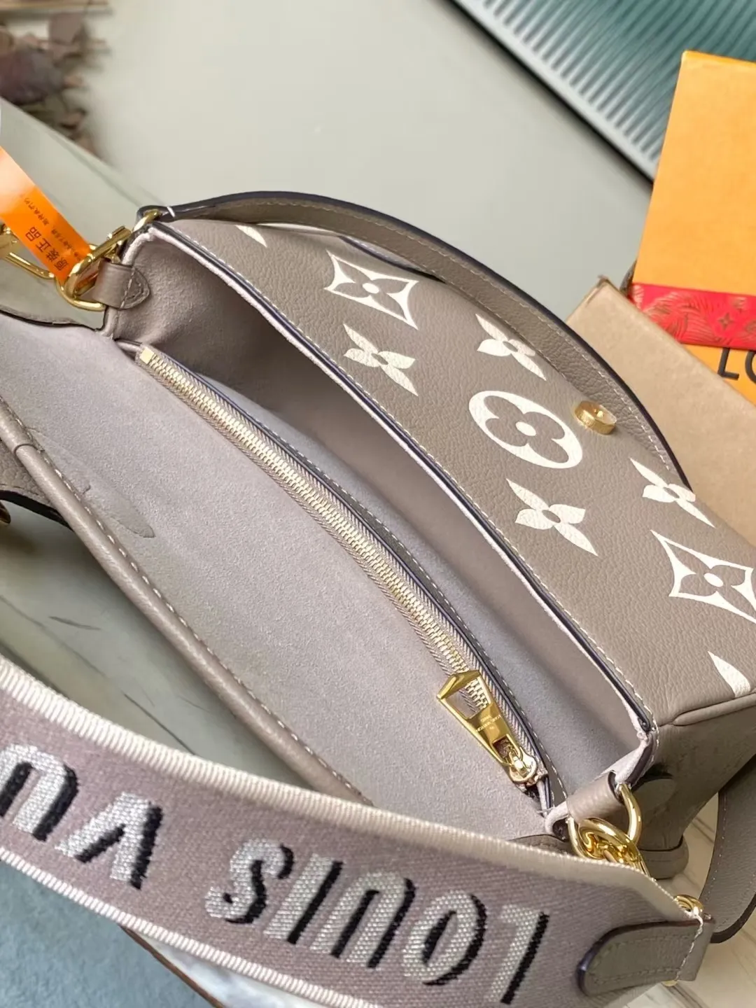 💰1100 (top layer leather) top original order M46583 This Diane handbag depicts the classic Monogram pattern on Epi leather, which contrasts with the dazzling metal parts, making it an elegant choice for daily use. The perfect size makes it easy to store your daily needs, the zippered interior pocket adds functionality, and the detachable contrast fabric shoulder strap allows for a variety of carrying methods. Dimensions: 24 × 15 × 9cm