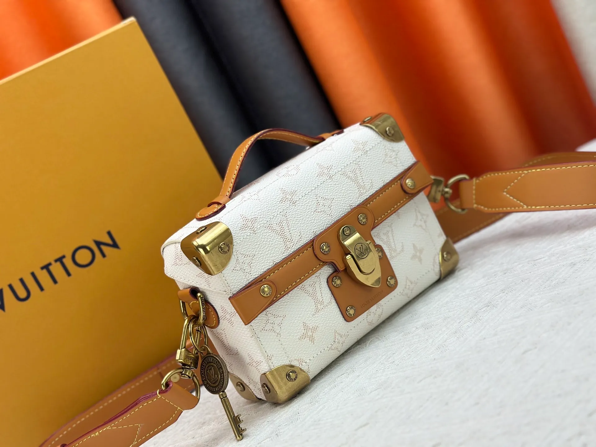 P320 Upgraded Original M15035 M13871 M11743 M11516 M11535 M12686 This Soul Trunk handbag is crafted by Pharrell Williams and is made of flexible LV Colorado cow leather with a grained texture. The Tumbler's magnetic clasp, rivets and top handles harken back to classic hard case elements, while a removable and adjustable shoulder strap completes the sophisticated details. Size: 19x15x7cm
