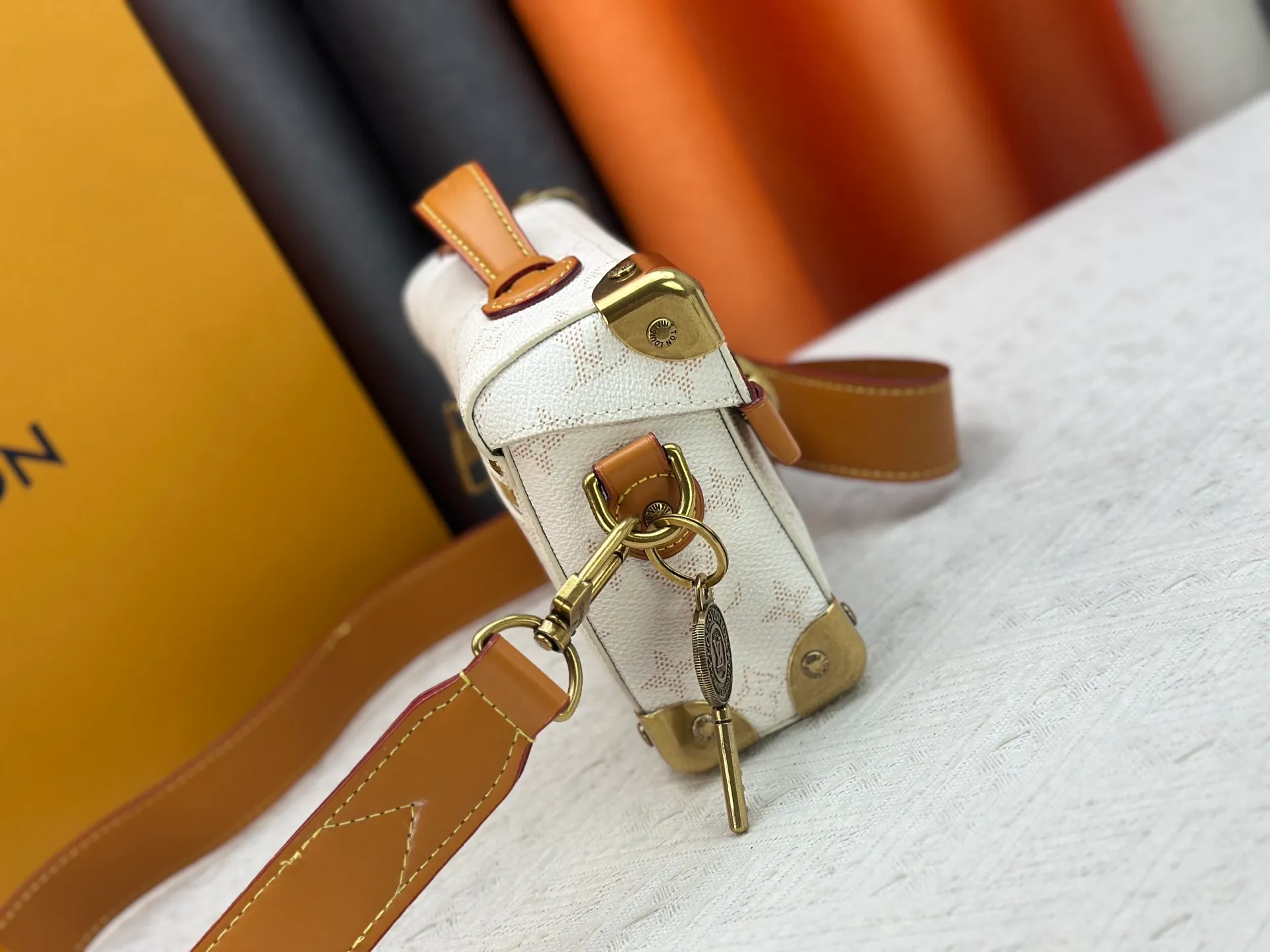 P320 Upgraded Original M15035 M13871 M11743 M11516 M11535 M12686 This Soul Trunk handbag is crafted by Pharrell Williams and is made of flexible LV Colorado cow leather with a grained texture. The Tumbler's magnetic clasp, rivets and top handles harken back to classic hard case elements, while a removable and adjustable shoulder strap completes the sophisticated details. Size: 19x15x7cm
