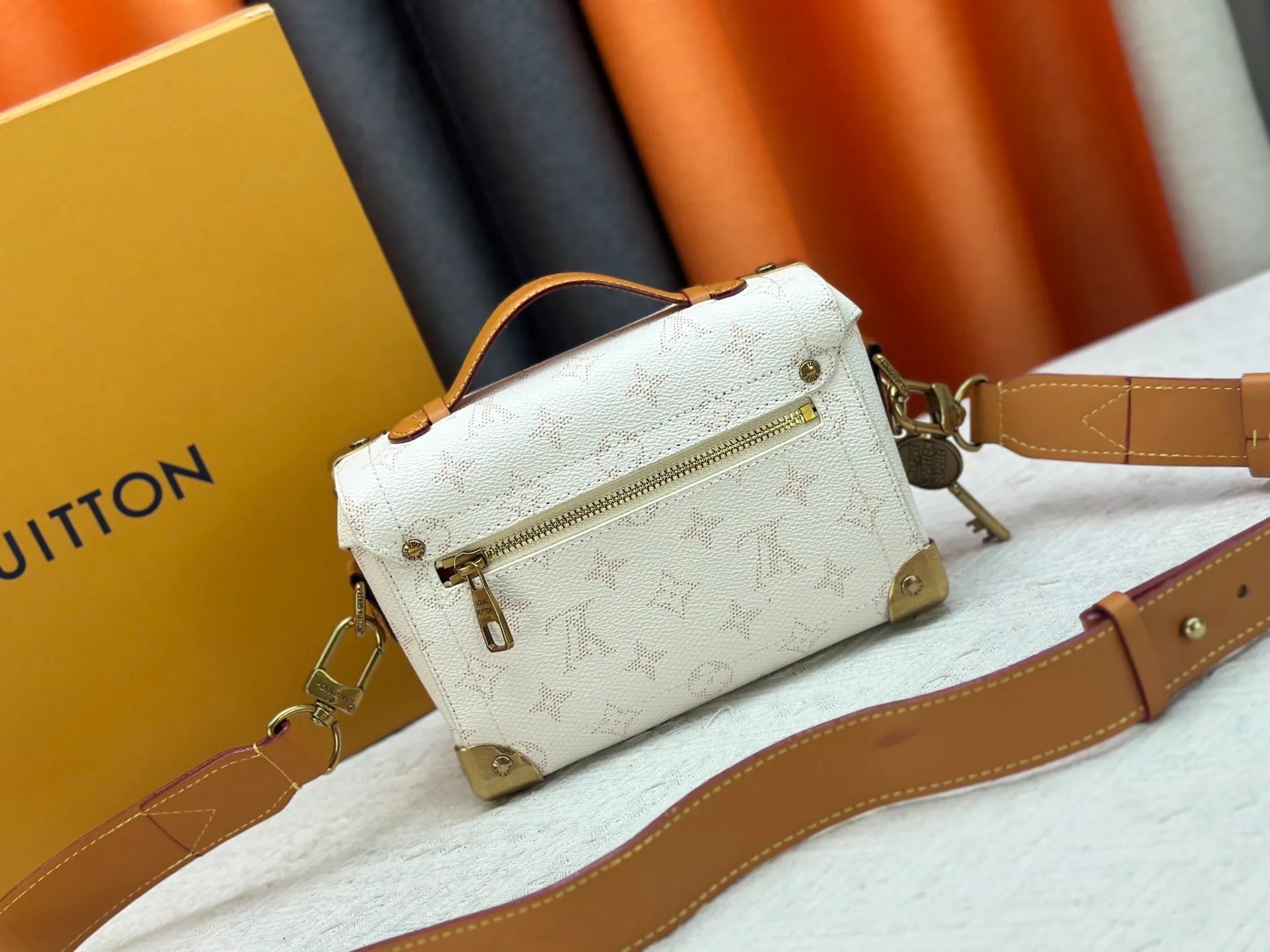P320 Upgraded Original M15035 M13871 M11743 M11516 M11535 M12686 This Soul Trunk handbag is crafted by Pharrell Williams and is made of flexible LV Colorado cow leather with a grained texture. The Tumbler's magnetic clasp, rivets and top handles harken back to classic hard case elements, while a removable and adjustable shoulder strap completes the sophisticated details. Size: 19x15x7cm