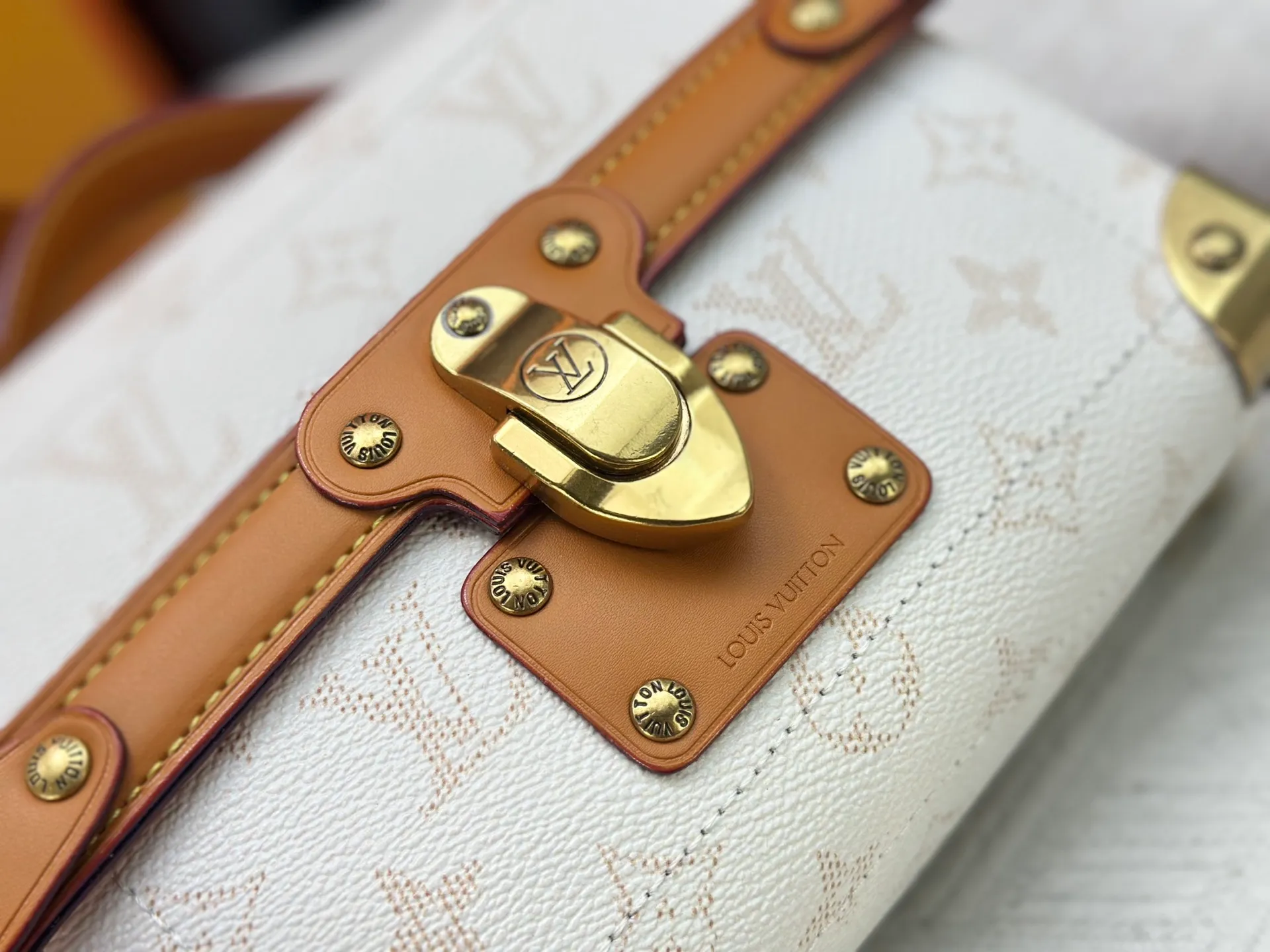 P320 Upgraded Original M15035 M13871 M11743 M11516 M11535 M12686 This Soul Trunk handbag is crafted by Pharrell Williams and is made of flexible LV Colorado cow leather with a grained texture. The Tumbler's magnetic clasp, rivets and top handles harken back to classic hard case elements, while a removable and adjustable shoulder strap completes the sophisticated details. Size: 19x15x7cm