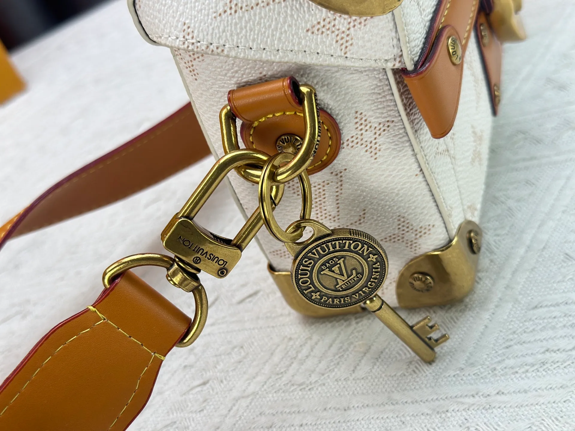 P320 Upgraded Original M15035 M13871 M11743 M11516 M11535 M12686 This Soul Trunk handbag is crafted by Pharrell Williams and is made of flexible LV Colorado cow leather with a grained texture. The Tumbler's magnetic clasp, rivets and top handles harken back to classic hard case elements, while a removable and adjustable shoulder strap completes the sophisticated details. Size: 19x15x7cm