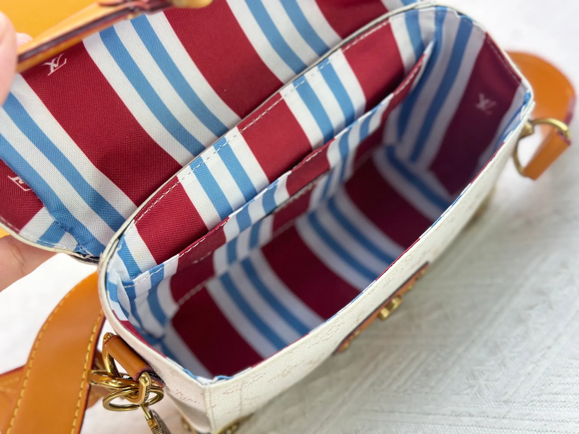 P320 Upgraded Original M15035 M13871 M11743 M11516 M11535 M12686 This Soul Trunk handbag is crafted by Pharrell Williams and is made of flexible LV Colorado cow leather with a grained texture. The Tumbler's magnetic clasp, rivets and top handles harken back to classic hard case elements, while a removable and adjustable shoulder strap completes the sophisticated details. Size: 19x15x7cm