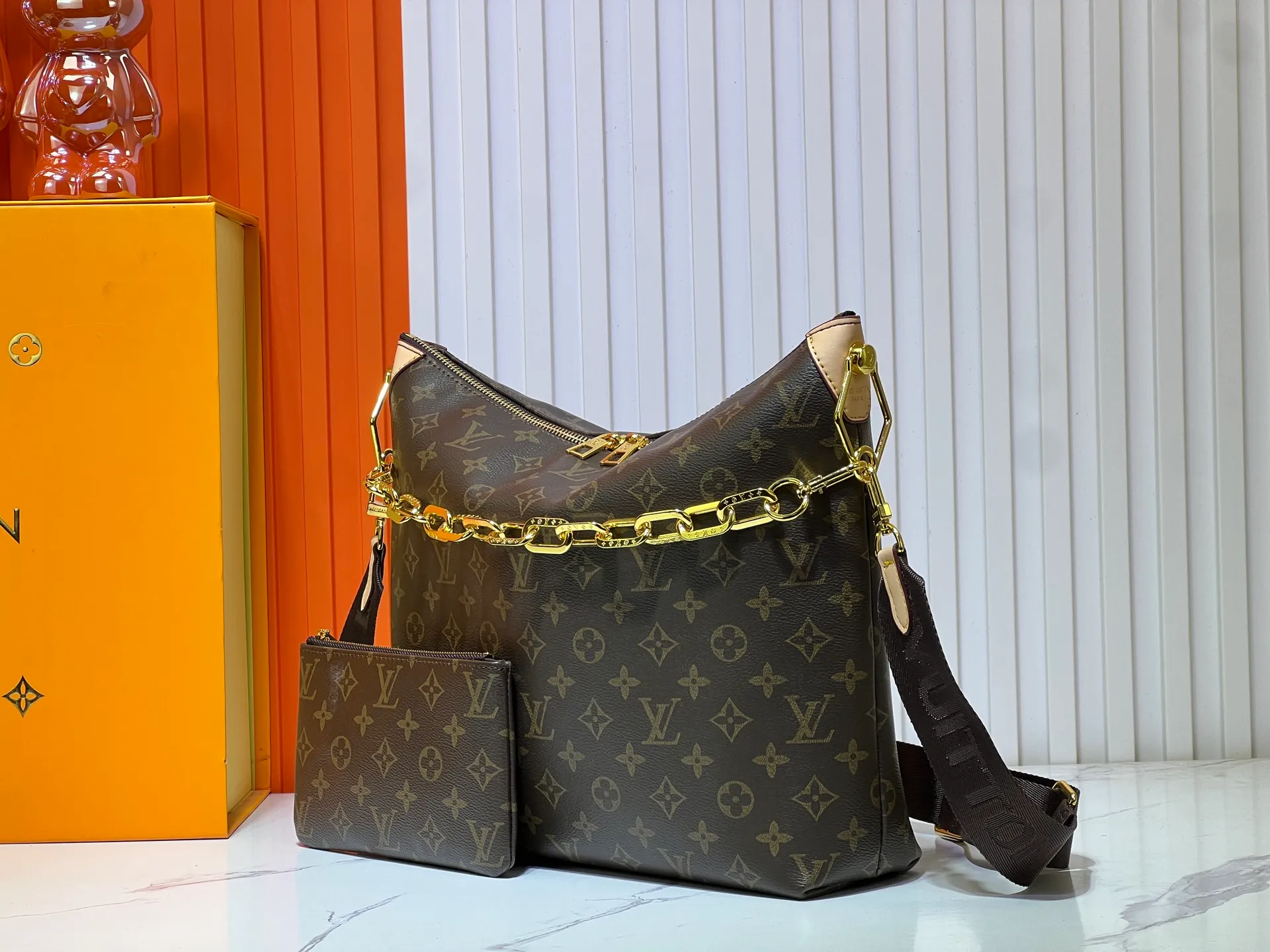 Batch 260💰Upgraded original M12068 M12071 M12072 This new Coussin series of hobo bags combines fashion and functionality, and combines the series’ iconic design elements. The bag is made of smooth cotton-paved leather and is embossed with the brand's Monogram pattern. The signature thick chain strap is accented with gold-tone hardware, while the wide detachable textile shoulder strap allows you to carry it in different ways. This versatile style is large enough to hold a laptop and features a removable zip pocket. Dimensions: 38x33x10 cm