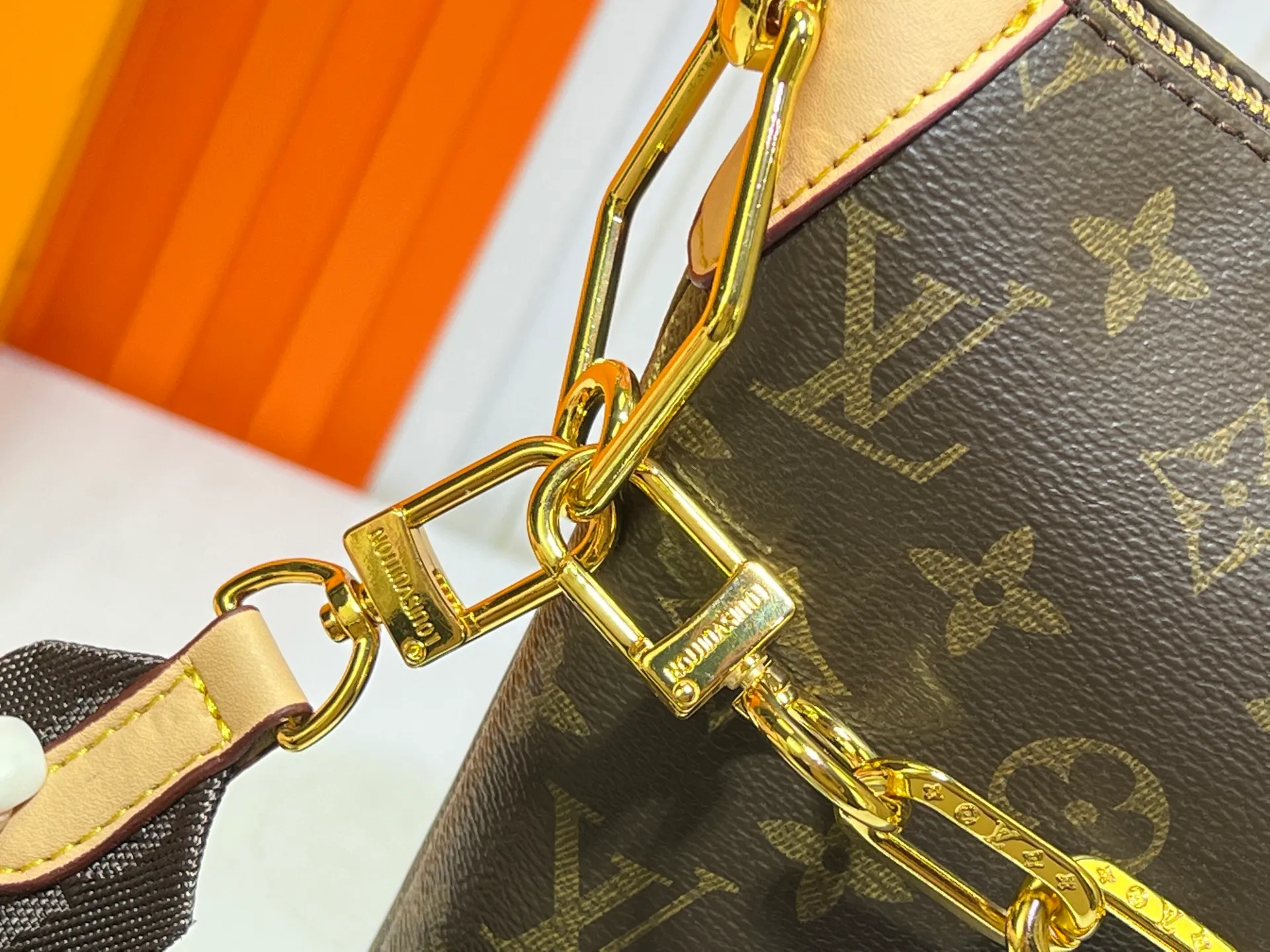 Batch 260💰Upgraded original M12068 M12071 M12072 This new Coussin series of hobo bags combines fashion and functionality, and combines the series’ iconic design elements. The bag is made of smooth cotton-paved leather and is embossed with the brand's Monogram pattern. The signature thick chain strap is accented with gold-tone hardware, while the wide detachable textile shoulder strap allows you to carry it in different ways. This versatile style is large enough to hold a laptop and features a removable zip pocket. Dimensions: 38x33x10 cm