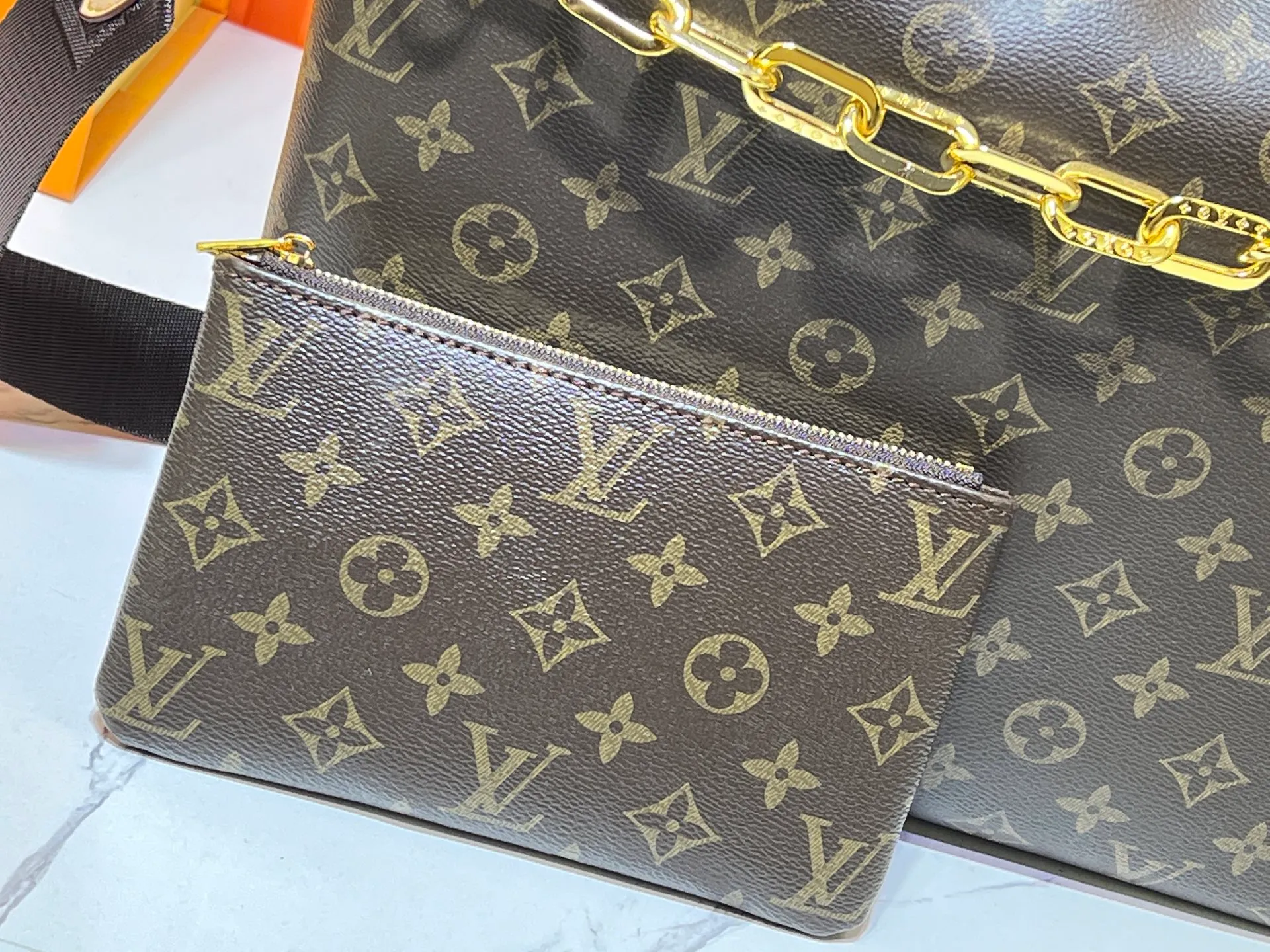 Batch 260💰Upgraded original M12068 M12071 M12072 This new Coussin series of hobo bags combines fashion and functionality, and combines the series’ iconic design elements. The bag is made of smooth cotton-paved leather and is embossed with the brand's Monogram pattern. The signature thick chain strap is accented with gold-tone hardware, while the wide detachable textile shoulder strap allows you to carry it in different ways. This versatile style is large enough to hold a laptop and features a removable zip pocket. Dimensions: 38x33x10 cm