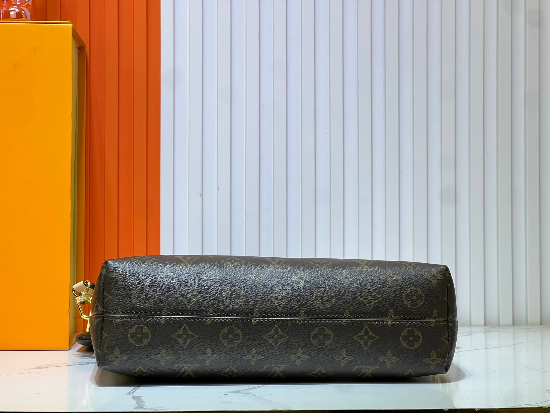 Batch 260💰Upgraded original M12068 M12071 M12072 This new Coussin series of hobo bags combines fashion and functionality, and combines the series’ iconic design elements. The bag is made of smooth cotton-paved leather and is embossed with the brand's Monogram pattern. The signature thick chain strap is accented with gold-tone hardware, while the wide detachable textile shoulder strap allows you to carry it in different ways. This versatile style is large enough to hold a laptop and features a removable zip pocket. Dimensions: 38x33x10 cm