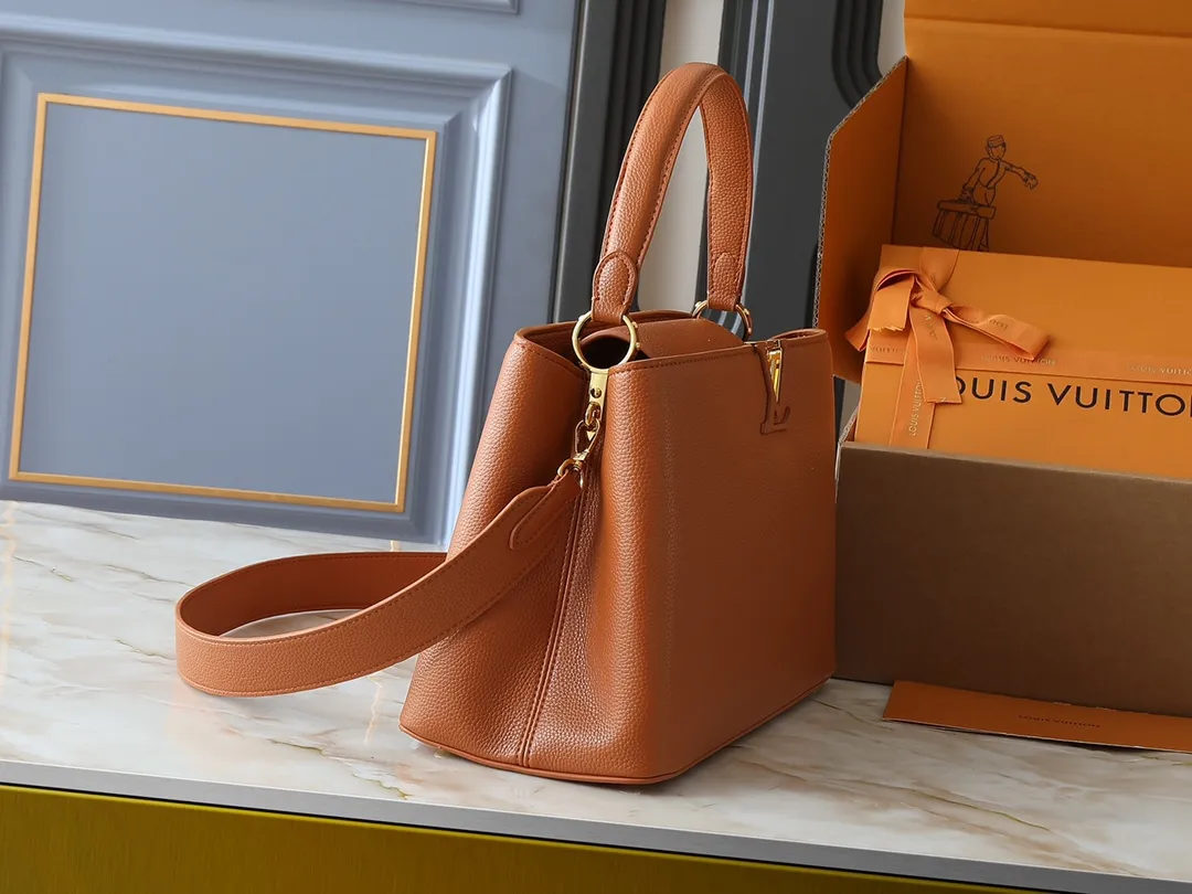 💰400💰Guangzhou goods Upgraded original M13027 M24879 M24620 M24607 This large Capucines Souple handbag relies on tanning technology to give the glossy grained cow leather a soft texture, interpreting an enlarged version of the brand's classic configuration. Plenty of space for daily commuting and weekend travel. Dimensions: 38.0 x 23.0 x 16.0 cm (length x height x width)