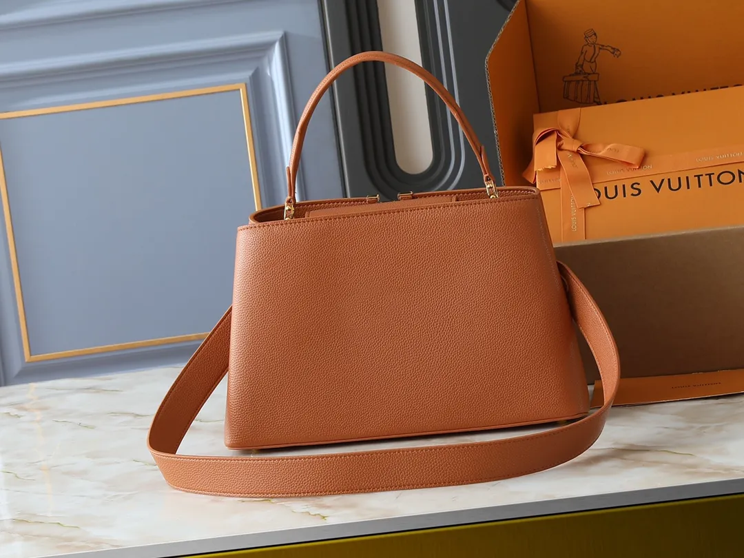 💰400💰Guangzhou goods Upgraded original M13027 M24879 M24620 M24607 This large Capucines Souple handbag relies on tanning technology to give the glossy grained cow leather a soft texture, interpreting an enlarged version of the brand's classic configuration. Plenty of space for daily commuting and weekend travel. Dimensions: 38.0 x 23.0 x 16.0 cm (length x height x width)