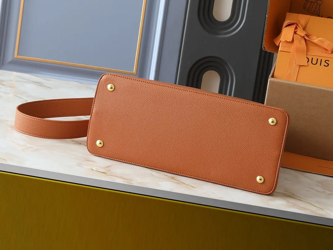 💰400💰Guangzhou goods Upgraded original M13027 M24879 M24620 M24607 This large Capucines Souple handbag relies on tanning technology to give the glossy grained cow leather a soft texture, interpreting an enlarged version of the brand's classic configuration. Plenty of space for daily commuting and weekend travel. Dimensions: 38.0 x 23.0 x 16.0 cm (length x height x width)