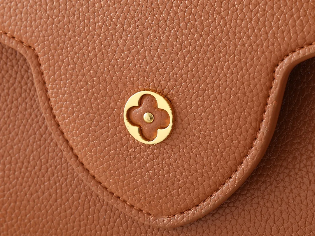 💰400💰Guangzhou goods Upgraded original M13027 M24879 M24620 M24607 This large Capucines Souple handbag relies on tanning technology to give the glossy grained cow leather a soft texture, interpreting an enlarged version of the brand's classic configuration. Plenty of space for daily commuting and weekend travel. Dimensions: 38.0 x 23.0 x 16.0 cm (length x height x width)