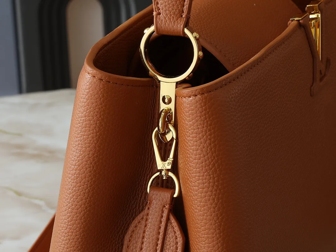 💰400💰Guangzhou goods Upgraded original M13027 M24879 M24620 M24607 This large Capucines Souple handbag relies on tanning technology to give the glossy grained cow leather a soft texture, interpreting an enlarged version of the brand's classic configuration. Plenty of space for daily commuting and weekend travel. Dimensions: 38.0 x 23.0 x 16.0 cm (length x height x width)