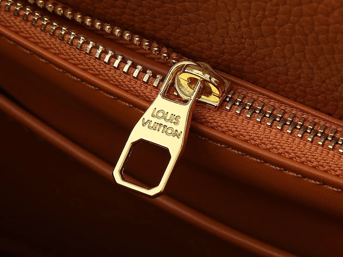 💰400💰Guangzhou goods Upgraded original M13027 M24879 M24620 M24607 This large Capucines Souple handbag relies on tanning technology to give the glossy grained cow leather a soft texture, interpreting an enlarged version of the brand's classic configuration. Plenty of space for daily commuting and weekend travel. Dimensions: 38.0 x 23.0 x 16.0 cm (length x height x width)