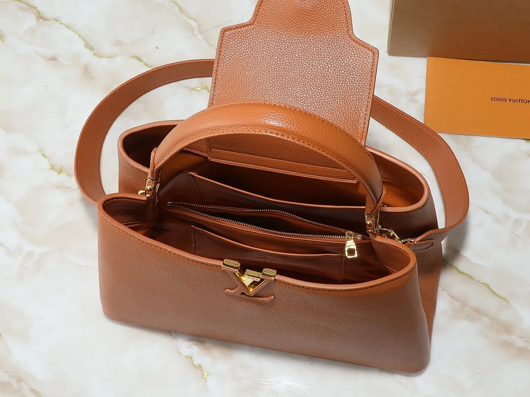 💰400💰Guangzhou goods Upgraded original M13027 M24879 M24620 M24607 This large Capucines Souple handbag relies on tanning technology to give the glossy grained cow leather a soft texture, interpreting an enlarged version of the brand's classic configuration. Plenty of space for daily commuting and weekend travel. Dimensions: 38.0 x 23.0 x 16.0 cm (length x height x width)