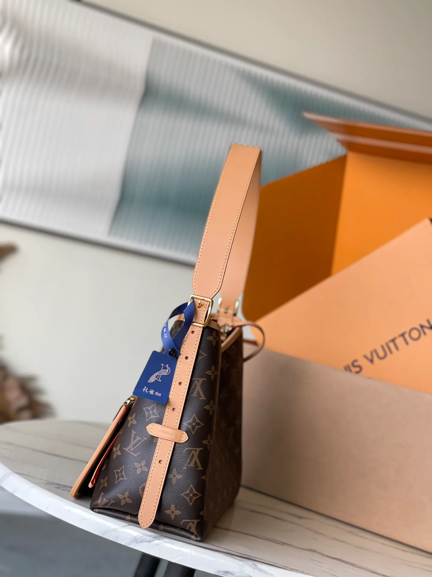 💰760 The top original M46203 CarryAll small handbag is made of Monogram canvas and leather trim, making it a personal companion for urban life. The generous construction has a neat interior and a large interior pocket adds a functional element. Monogram canvas zippered clutch secured with leather strap. Dimensions: 29 x 24 x 12 cm