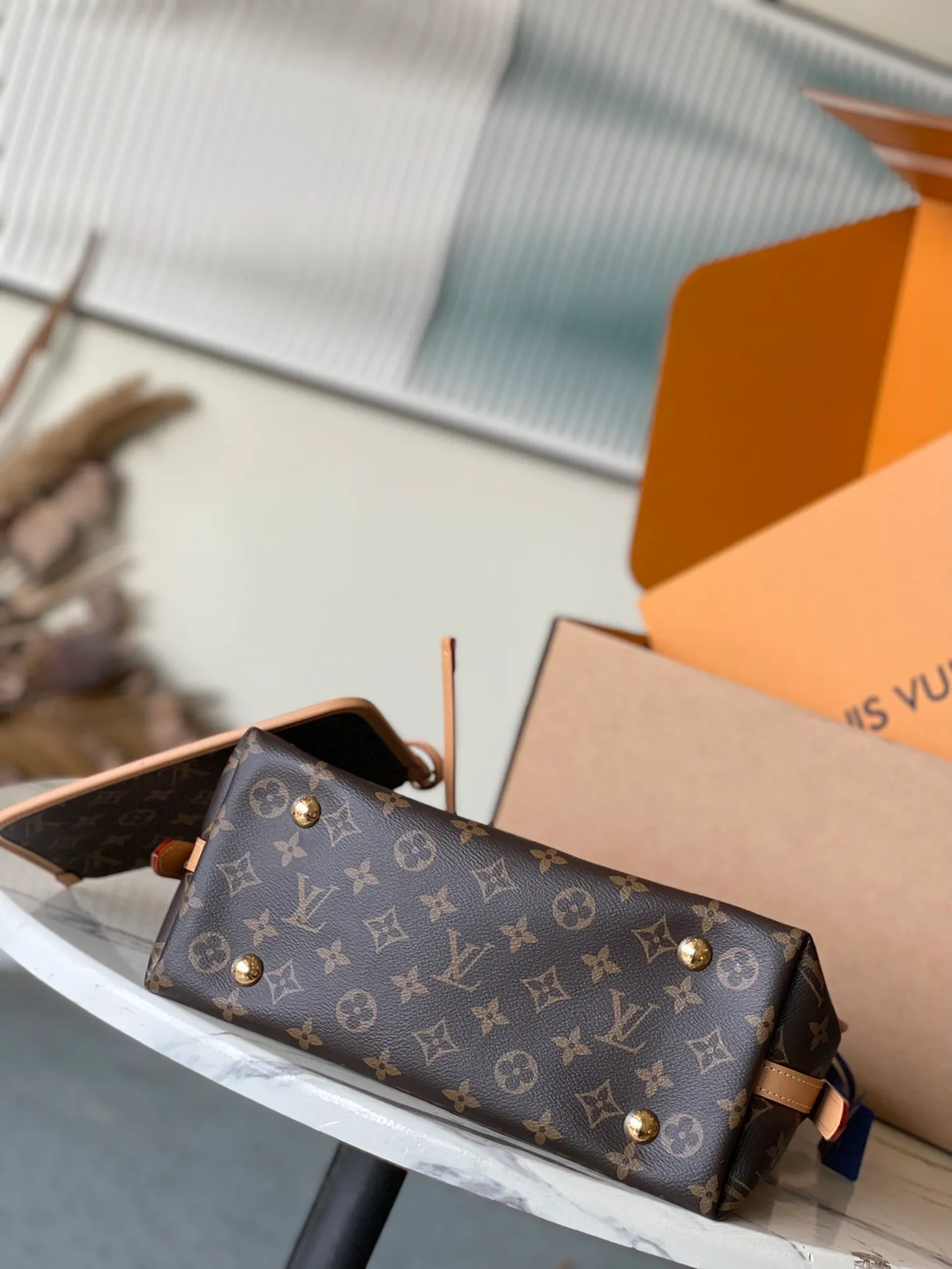 💰760 The top original M46203 CarryAll small handbag is made of Monogram canvas and leather trim, making it a personal companion for urban life. The generous construction has a neat interior and a large interior pocket adds a functional element. Monogram canvas zippered clutch secured with leather strap. Dimensions: 29 x 24 x 12 cm