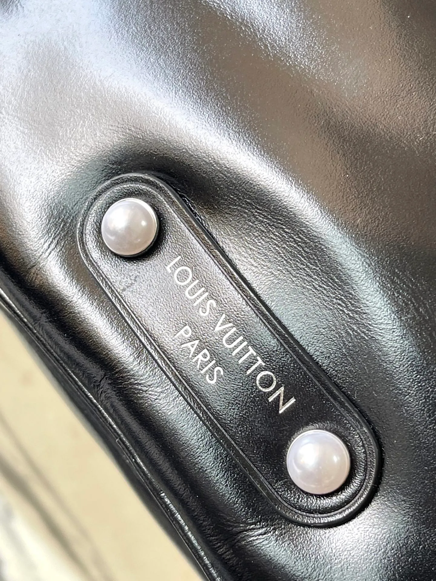 💰1340 (top layer leather) top original order M13987 This NiI handbag shines with the elegant luster of cow leather, and the Louis Vuitton Paris patch is fixed on the front with beaded rivets. The side lock buckle highlights the urban style, and the zipper puller of the main compartment is decorated with LV letters. Dimensions: 25 × 17.5 × 11 cm