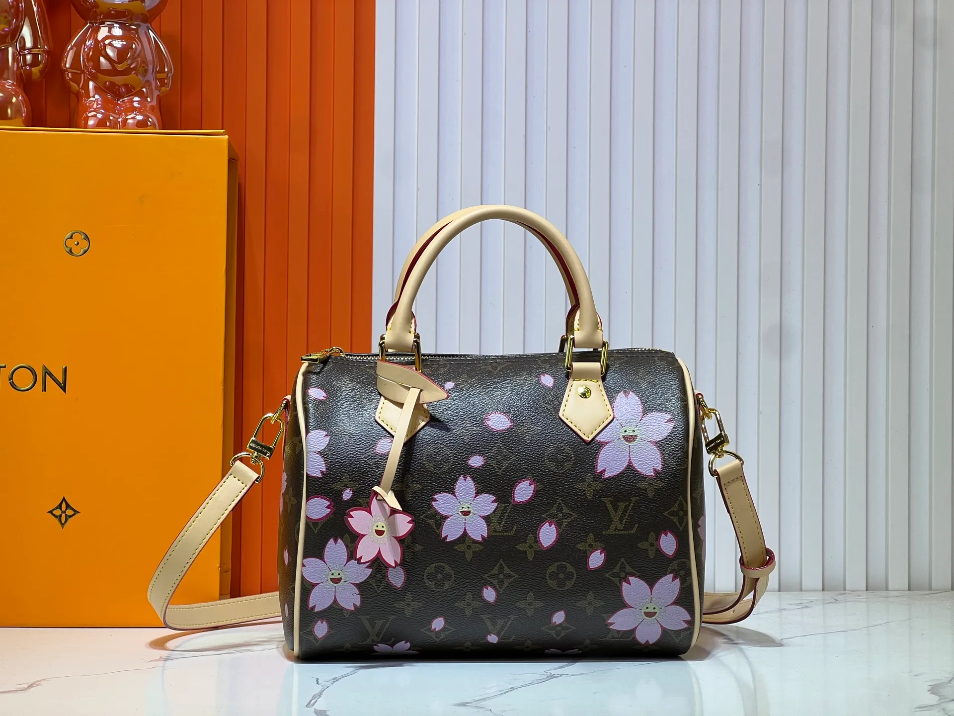 Batch 300💰 Upgraded original M13805 M13257 M40390 lv Murakami Takashi co-branded cherry blossom 🌸NANOSPEEDY handbag This Nano Speedy handbag combines Monogram canvas and cow leather trim printing, with 33 colorful colors to interpret white tricolor and black tricolor. Launched in twelve sections, it is very popular around the world and is loved by celebrities and celebrities. 25.0 x 19.0 x 15.0 cm