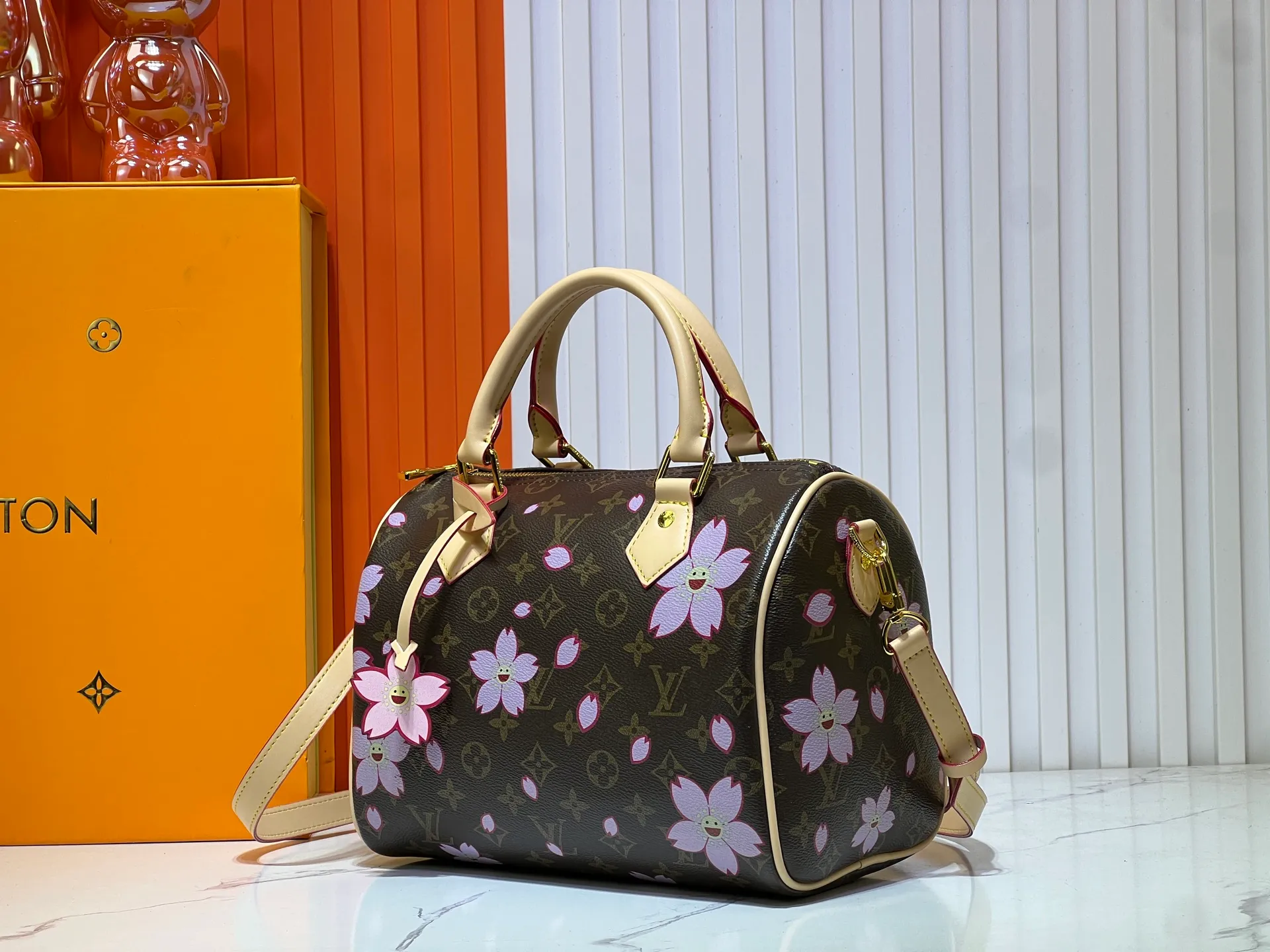 Batch 300💰 Upgraded original M13805 M13257 M40390 lv Murakami Takashi co-branded cherry blossom 🌸NANOSPEEDY handbag This Nano Speedy handbag combines Monogram canvas and cow leather trim printing, with 33 colorful colors to interpret white tricolor and black tricolor. Launched in twelve sections, it is very popular around the world and is loved by celebrities and celebrities. 25.0 x 19.0 x 15.0 cm