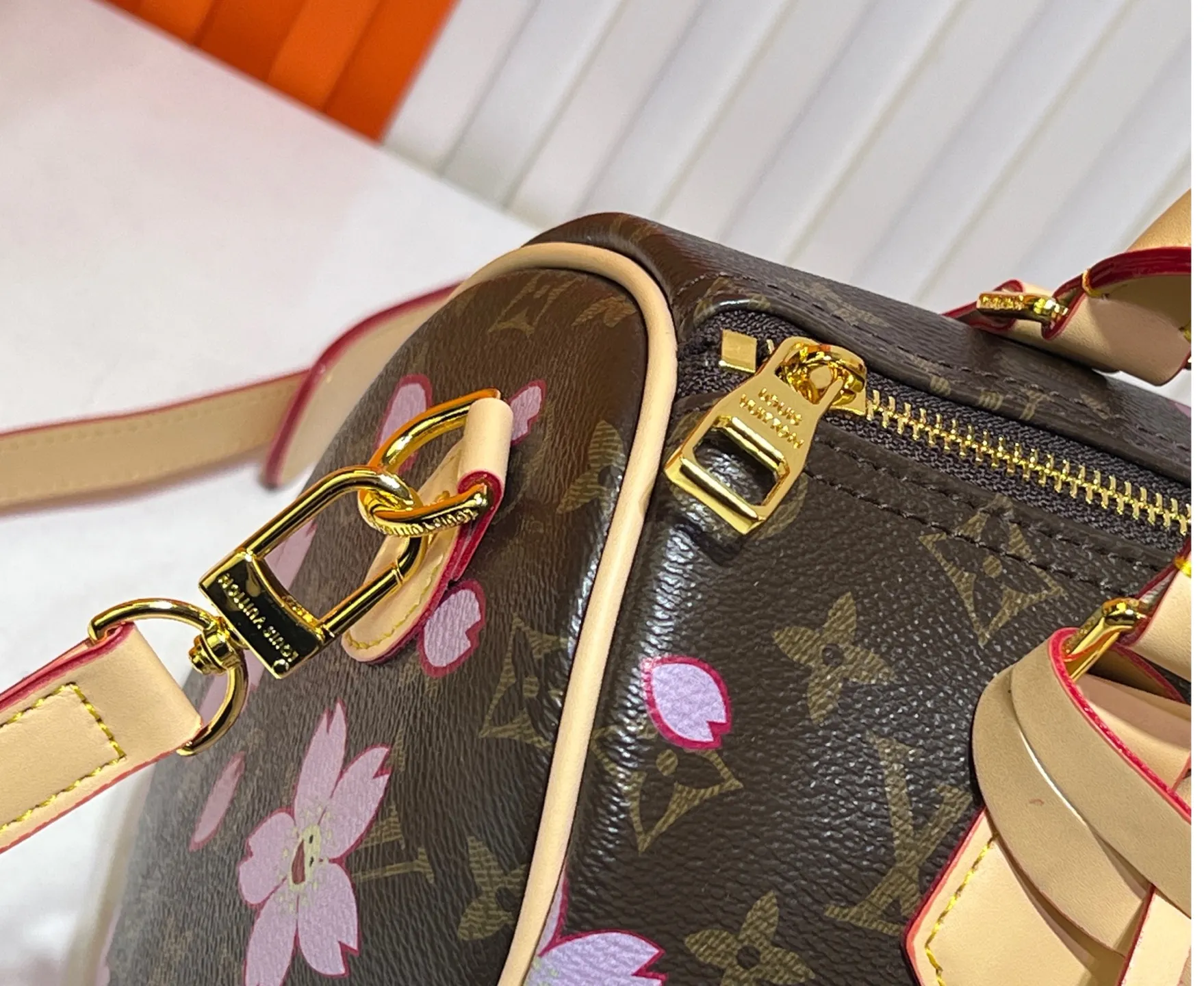 Batch 300💰 Upgraded original M13805 M13257 M40390 lv Murakami Takashi co-branded cherry blossom 🌸NANOSPEEDY handbag This Nano Speedy handbag combines Monogram canvas and cow leather trim printing, with 33 colorful colors to interpret white tricolor and black tricolor. Launched in twelve sections, it is very popular around the world and is loved by celebrities and celebrities. 25.0 x 19.0 x 15.0 cm