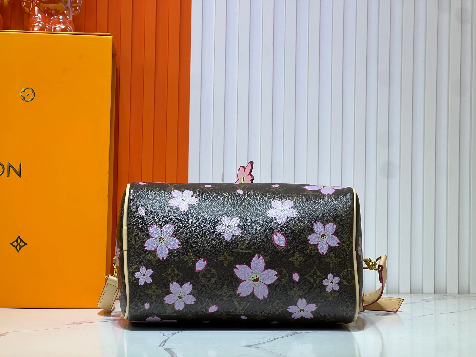 Batch 300💰 Upgraded original M13805 M13257 M40390 lv Murakami Takashi co-branded cherry blossom 🌸NANOSPEEDY handbag This Nano Speedy handbag combines Monogram canvas and cow leather trim printing, with 33 colorful colors to interpret white tricolor and black tricolor. Launched in twelve sections, it is very popular around the world and is loved by celebrities and celebrities. 25.0 x 19.0 x 15.0 cm