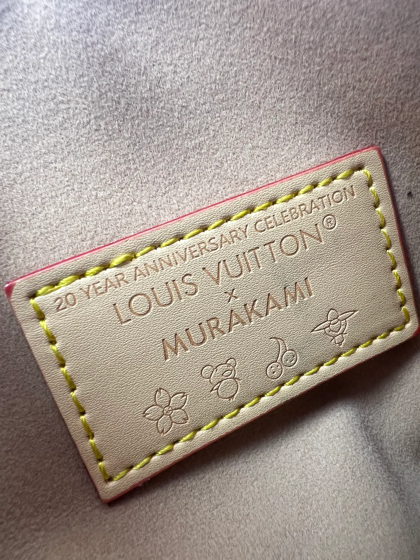 Batch 300💰 Upgraded original M13805 M13257 M40390 lv Murakami Takashi co-branded cherry blossom 🌸NANOSPEEDY handbag This Nano Speedy handbag combines Monogram canvas and cow leather trim printing, with 33 colorful colors to interpret white tricolor and black tricolor. Launched in twelve sections, it is very popular around the world and is loved by celebrities and celebrities. 25.0 x 19.0 x 15.0 cm