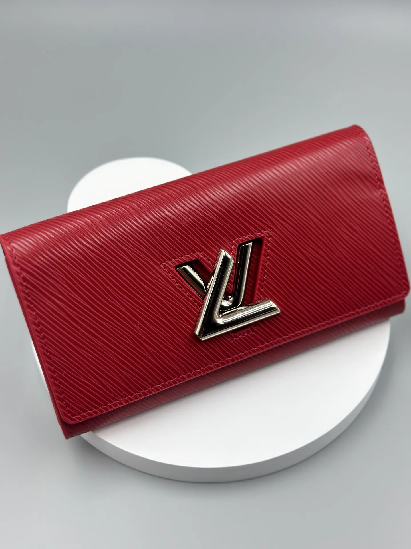 P160 M61179 is made of Epi leather, which combines smart and practical design with a high sense of fashion to create a unique style. The LV Twist wallet adopts a twist lock design, turning the L into a V by crossing your fingers. The multiple pocket design makes this wallet both playful and practical. Dimensions: 19.0x 10.5x 2.5 cm,