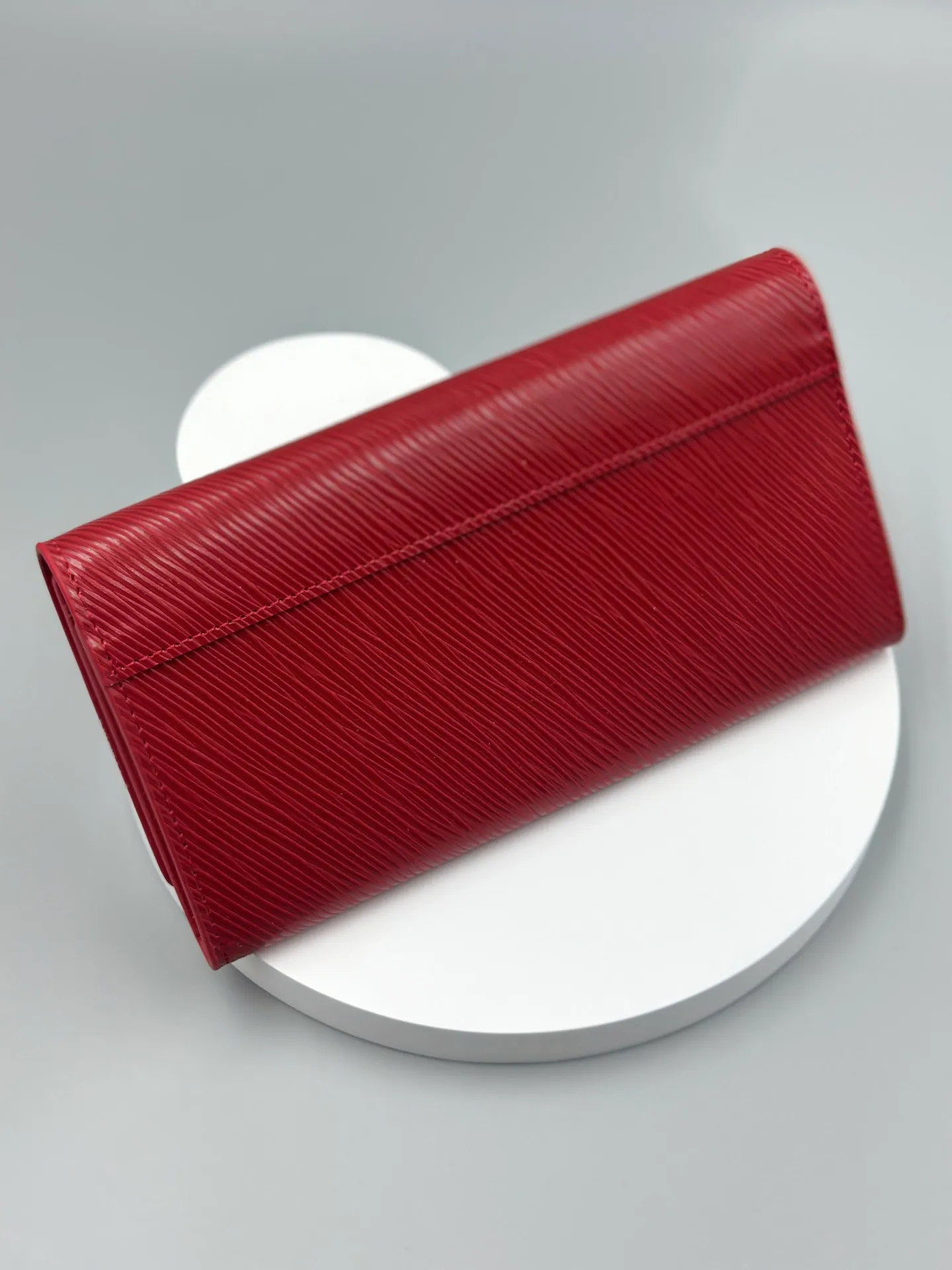 P160 M61179 is made of Epi leather, which combines smart and practical design with a high sense of fashion to create a unique style. The LV Twist wallet adopts a twist lock design, turning the L into a V by crossing your fingers. The multiple pocket design makes this wallet both playful and practical. Dimensions: 19.0x 10.5x 2.5 cm,