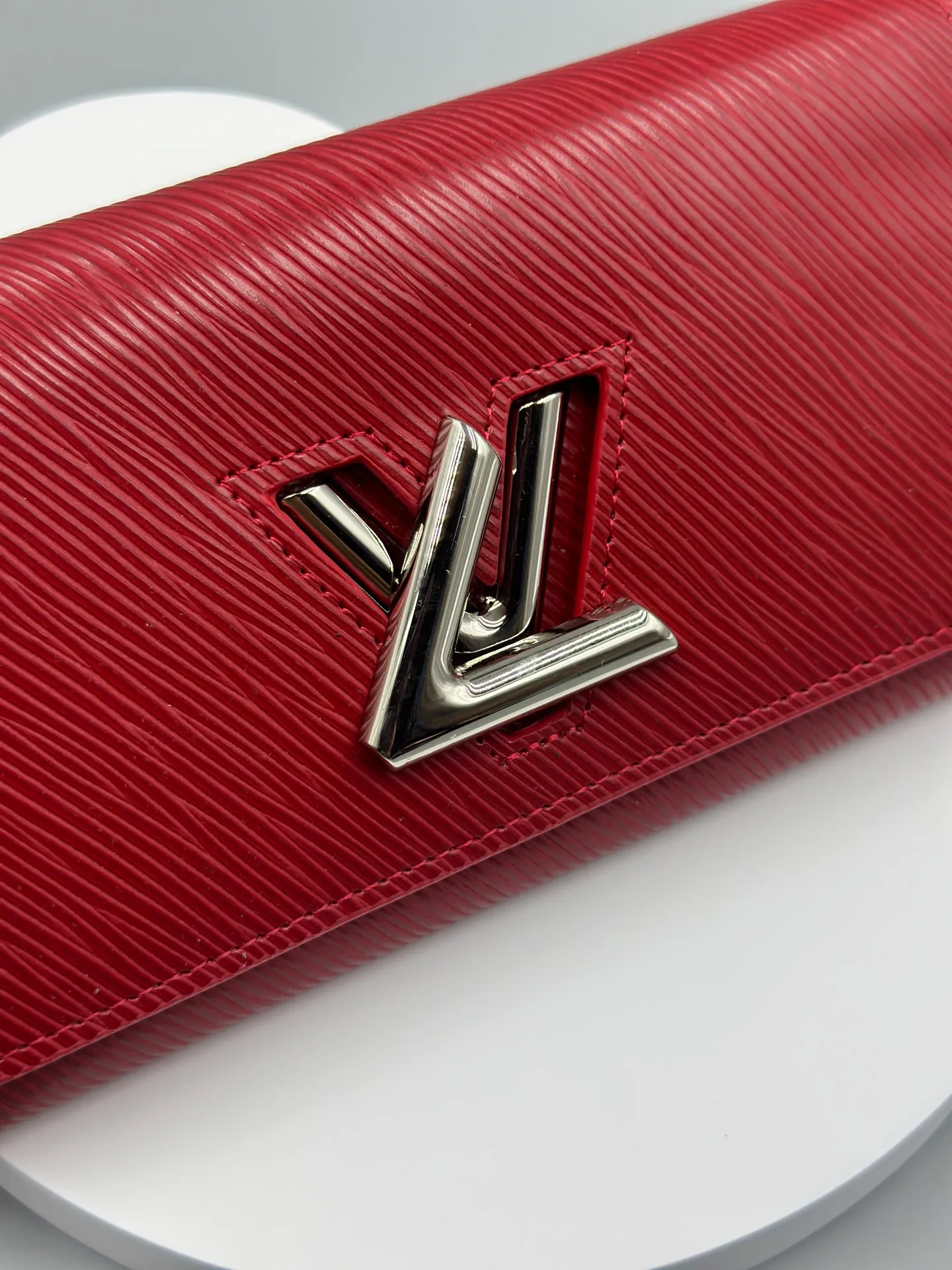 P160 M61179 is made of Epi leather, which combines smart and practical design with a high sense of fashion to create a unique style. The LV Twist wallet adopts a twist lock design, turning the L into a V by crossing your fingers. The multiple pocket design makes this wallet both playful and practical. Dimensions: 19.0x 10.5x 2.5 cm,