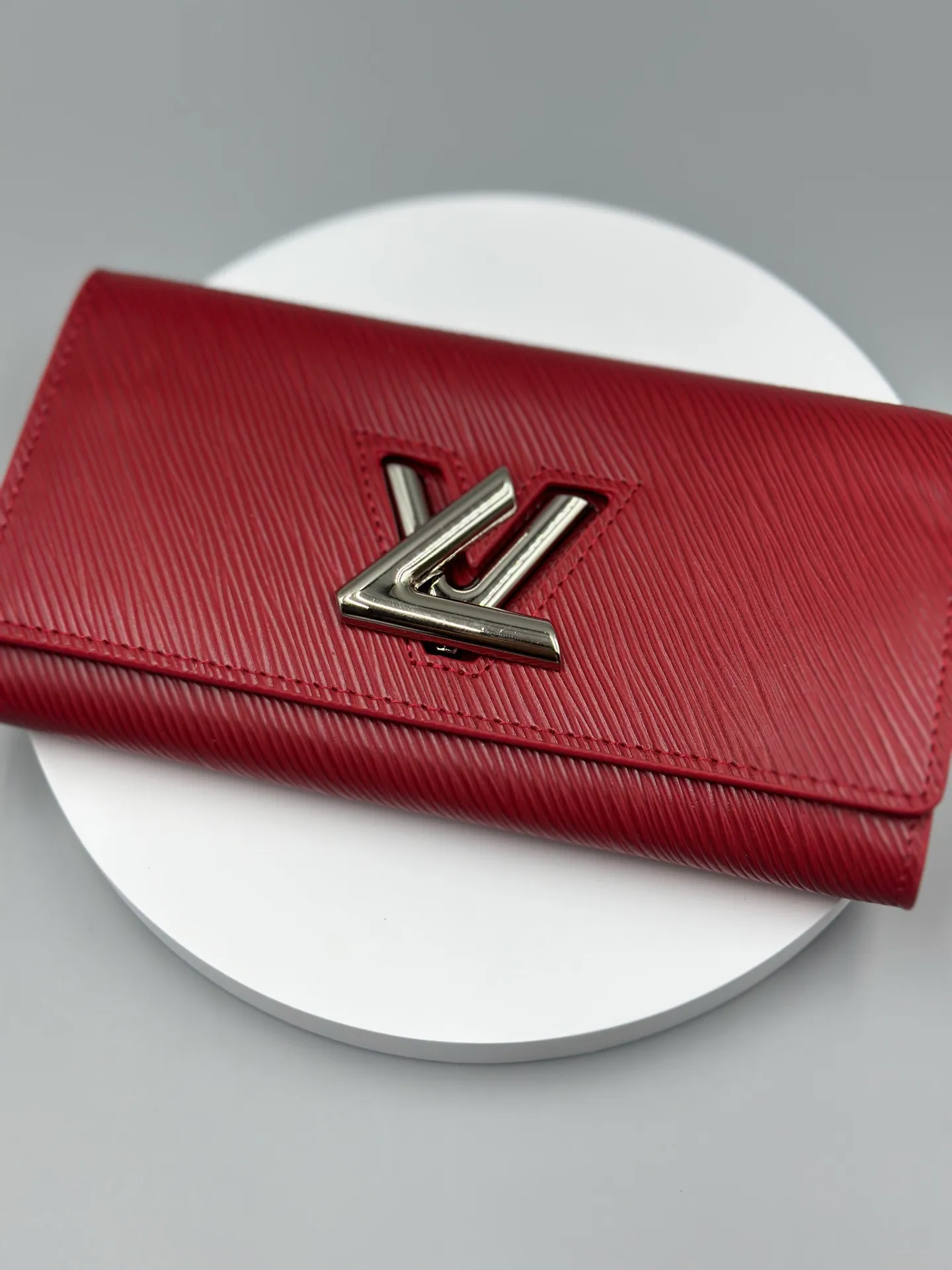 P160 M61179 is made of Epi leather, which combines smart and practical design with a high sense of fashion to create a unique style. The LV Twist wallet adopts a twist lock design, turning the L into a V by crossing your fingers. The multiple pocket design makes this wallet both playful and practical. Dimensions: 19.0x 10.5x 2.5 cm,