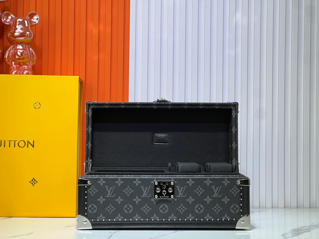 Batch 1220💰Guangzhou top original M20209 treasure box [exclusive photo, upgraded original] can hold watches and can hold jewelry. This treasure box is made of classic Monogram canvas. It is equipped with a removable tray to hide valuables.  -38.0*18.0cm✅ -Two storage layers✅ ​​-Partitioned in the middle. Can store valuables✅ -Push open the automatic pop-up lock✅ -Lined with velvet✅ -Silver metal/hardware✅ -Extreme workmanship, every detail is just right✅ -Purely handmade, every small nail is clearly in place,✅ LOUIS VUITTON hard box is like a treasure box that travels through history. Its sturdiness is a symbol of Louis Vuitton's traditional exquisite craftsmanship✅