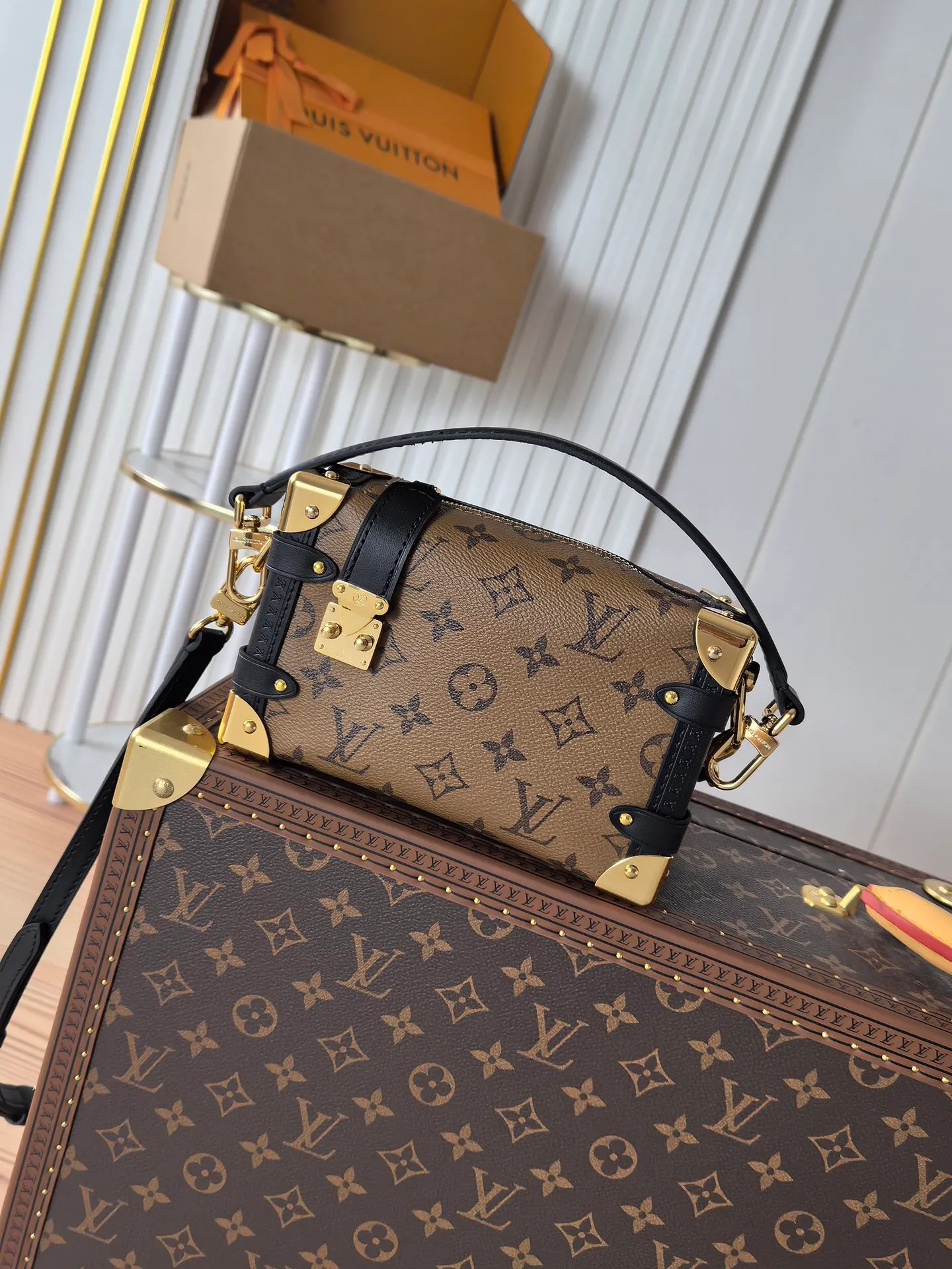 💰800💰 (Dynamic chip 163c01 top original order) M46358 M46815 M47139 This small Side Trunk handbag is made of Monogram canvas with a rectangular shape, with cow leather trim and exquisite metal parts. The reinforced corners and the S-lock that connects the zipper are exquisite details that reflect the classic heritage of Louis Vuitton hard luggage. The removable and adjustable leather shoulder strap makes it easy to carry by hand or over the shoulder. Dimensions: 19.0 x 12.5 x 7.5 cm (length x height x width)