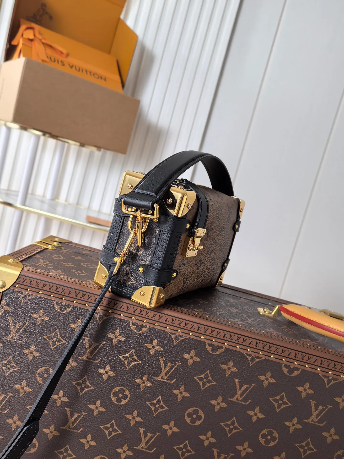 💰800💰 (Dynamic chip 163c01 top original order) M46358 M46815 M47139 This small Side Trunk handbag is made of Monogram canvas with a rectangular shape, with cow leather trim and exquisite metal parts. The reinforced corners and the S-lock that connects the zipper are exquisite details that reflect the classic heritage of Louis Vuitton hard luggage. The removable and adjustable leather shoulder strap makes it easy to carry by hand or over the shoulder. Dimensions: 19.0 x 12.5 x 7.5 cm (length x height x width)