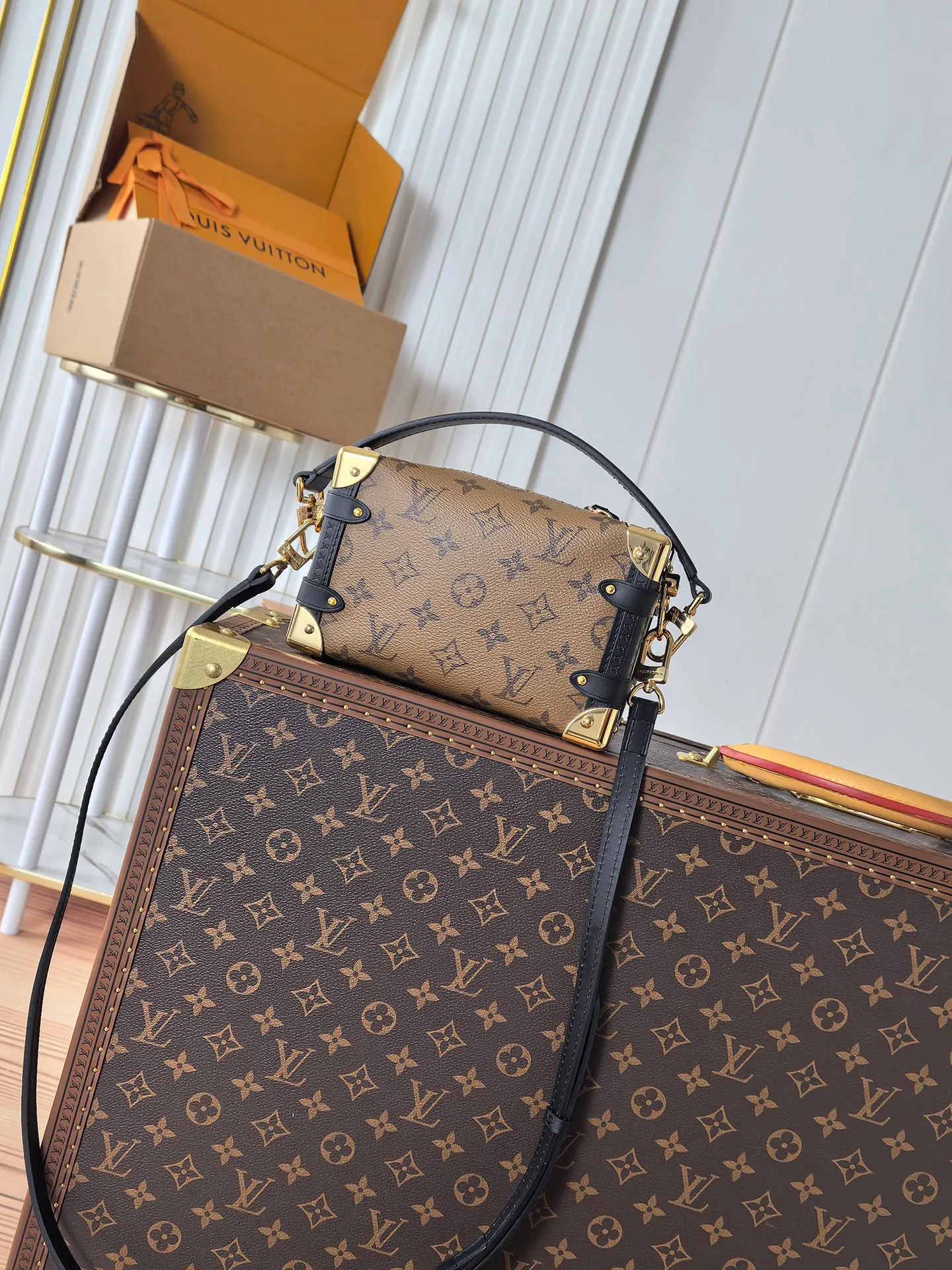 💰800💰 (Dynamic chip 163c01 top original order) M46358 M46815 M47139 This small Side Trunk handbag is made of Monogram canvas with a rectangular shape, with cow leather trim and exquisite metal parts. The reinforced corners and the S-lock that connects the zipper are exquisite details that reflect the classic heritage of Louis Vuitton hard luggage. The removable and adjustable leather shoulder strap makes it easy to carry by hand or over the shoulder. Dimensions: 19.0 x 12.5 x 7.5 cm (length x height x width)