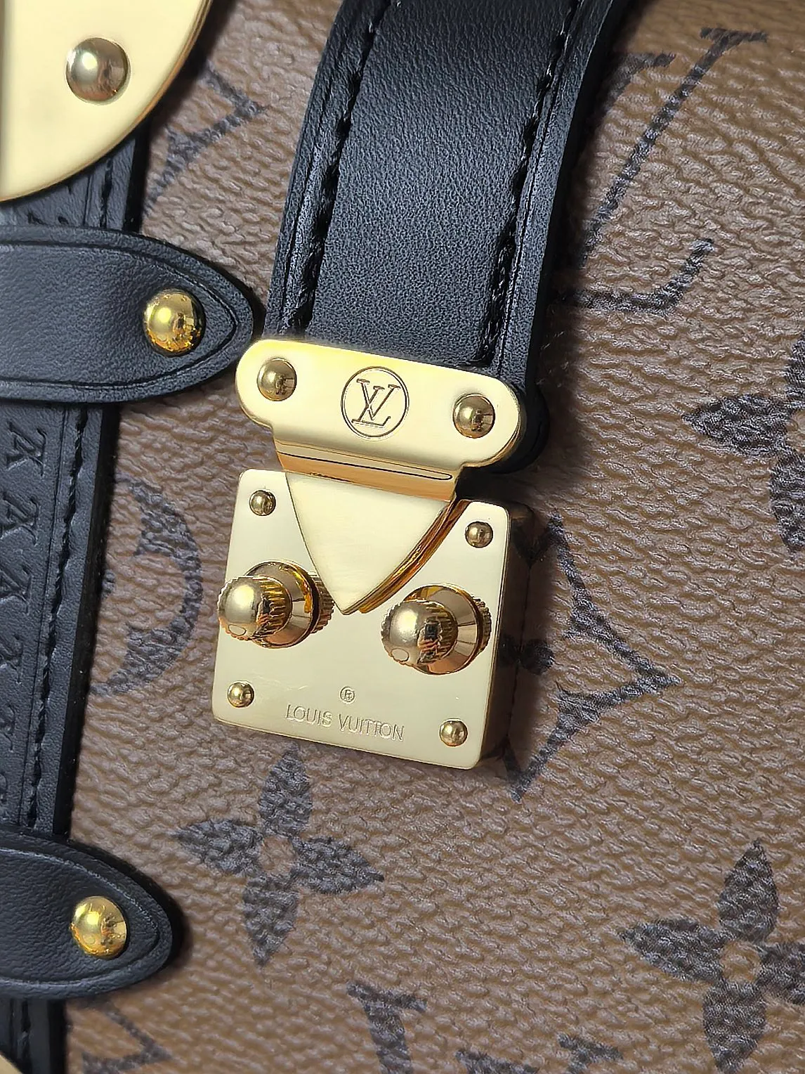 💰800💰 (Dynamic chip 163c01 top original order) M46358 M46815 M47139 This small Side Trunk handbag is made of Monogram canvas with a rectangular shape, with cow leather trim and exquisite metal parts. The reinforced corners and the S-lock that connects the zipper are exquisite details that reflect the classic heritage of Louis Vuitton hard luggage. The removable and adjustable leather shoulder strap makes it easy to carry by hand or over the shoulder. Dimensions: 19.0 x 12.5 x 7.5 cm (length x height x width)