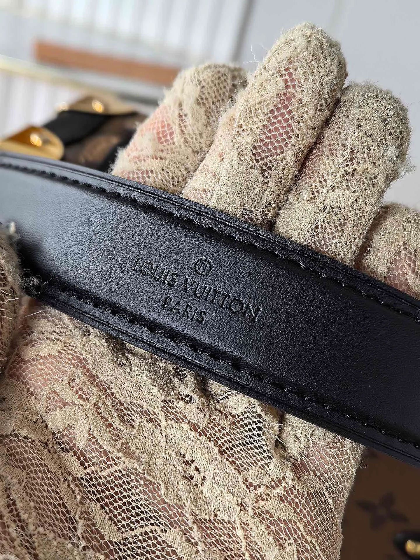 💰800💰 (Dynamic chip 163c01 top original order) M46358 M46815 M47139 This small Side Trunk handbag is made of Monogram canvas with a rectangular shape, with cow leather trim and exquisite metal parts. The reinforced corners and the S-lock that connects the zipper are exquisite details that reflect the classic heritage of Louis Vuitton hard luggage. The removable and adjustable leather shoulder strap makes it easy to carry by hand or over the shoulder. Dimensions: 19.0 x 12.5 x 7.5 cm (length x height x width)