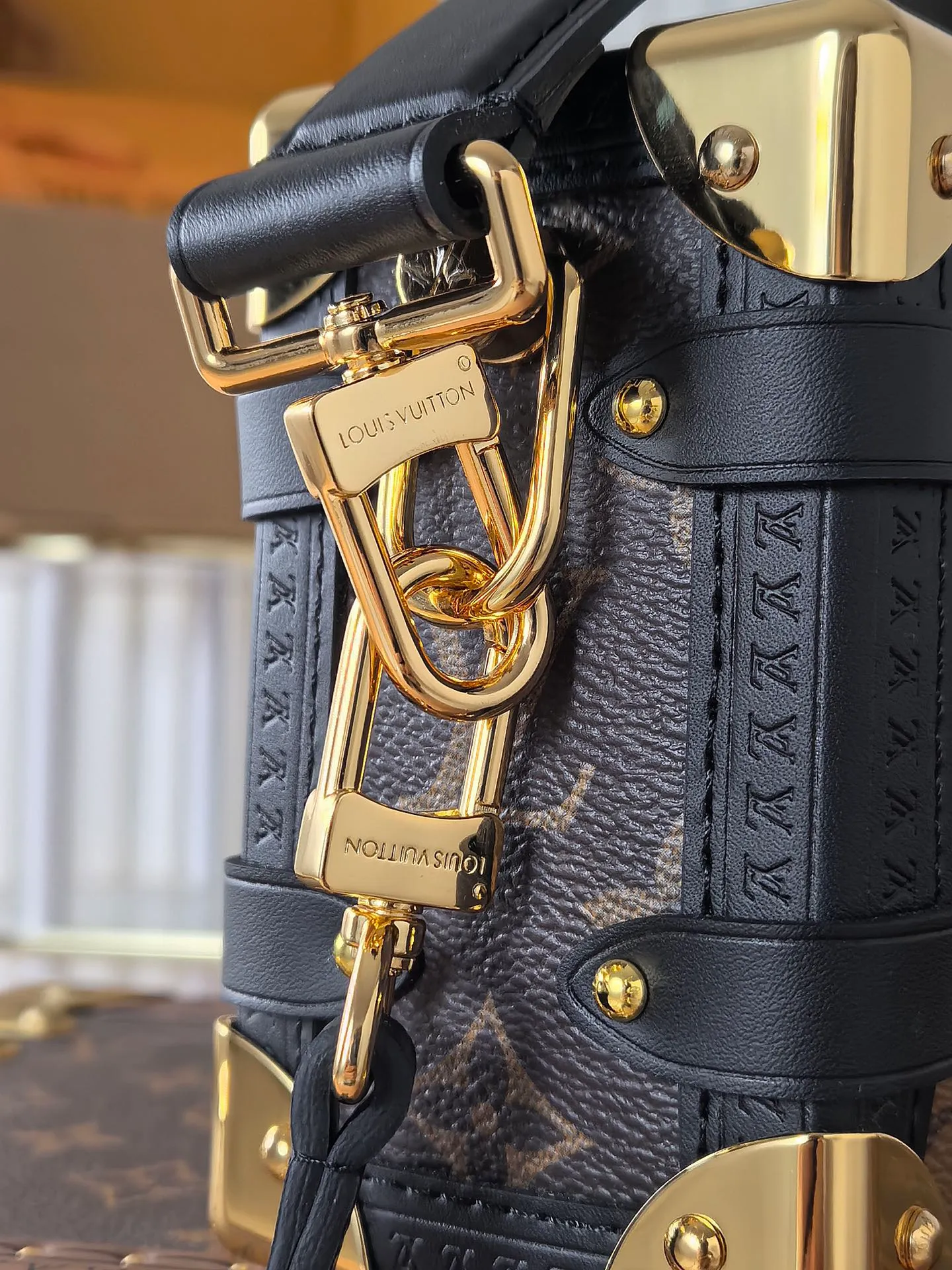 💰800💰 (Dynamic chip 163c01 top original order) M46358 M46815 M47139 This small Side Trunk handbag is made of Monogram canvas with a rectangular shape, with cow leather trim and exquisite metal parts. The reinforced corners and the S-lock that connects the zipper are exquisite details that reflect the classic heritage of Louis Vuitton hard luggage. The removable and adjustable leather shoulder strap makes it easy to carry by hand or over the shoulder. Dimensions: 19.0 x 12.5 x 7.5 cm (length x height x width)