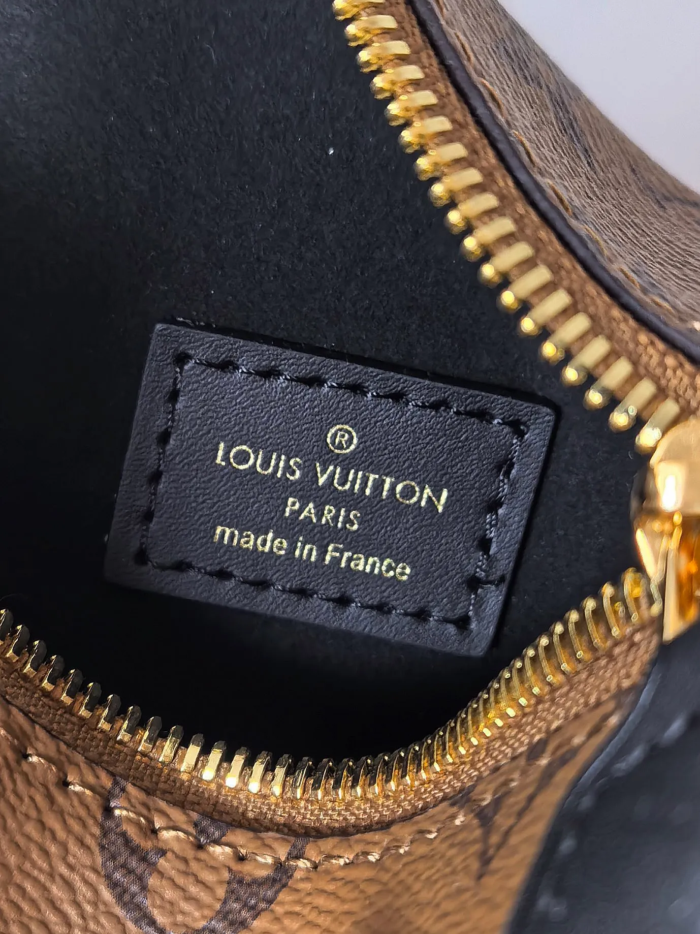 💰800💰 (Dynamic chip 163c01 top original order) M46358 M46815 M47139 This small Side Trunk handbag is made of Monogram canvas with a rectangular shape, with cow leather trim and exquisite metal parts. The reinforced corners and the S-lock that connects the zipper are exquisite details that reflect the classic heritage of Louis Vuitton hard luggage. The removable and adjustable leather shoulder strap makes it easy to carry by hand or over the shoulder. Dimensions: 19.0 x 12.5 x 7.5 cm (length x height x width)