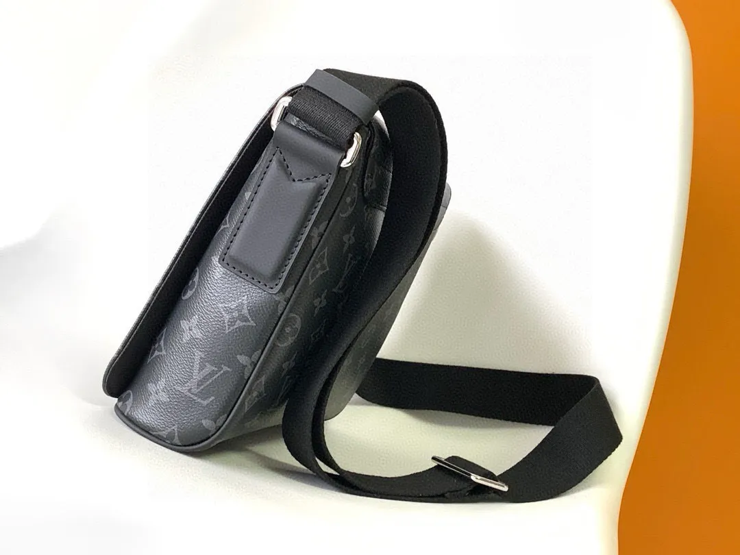 💰740 Top Original M44000 Black Flower Small Upgraded Hardware Upgraded Fabric DISTRICT Handbag Fashionable and easy-to-line messenger bag, this especially new District small handbag is an ideal daily bag, elegant, lightweight, spacious interior, practical and elegant. Dimensions 25.0x 22.0x 8.0 cm