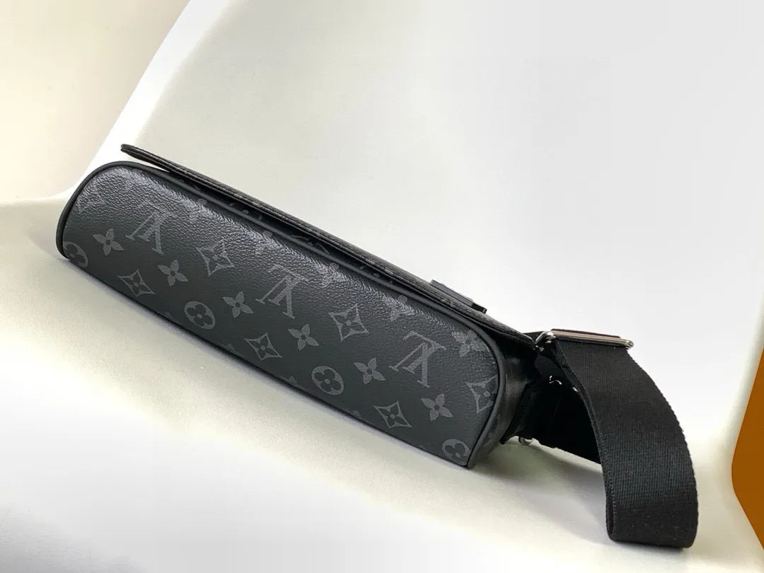 💰740 Top Original M44000 Black Flower Small Upgraded Hardware Upgraded Fabric DISTRICT Handbag Fashionable and easy-to-line messenger bag, this especially new District small handbag is an ideal daily bag, elegant, lightweight, spacious interior, practical and elegant. Dimensions 25.0x 22.0x 8.0 cm