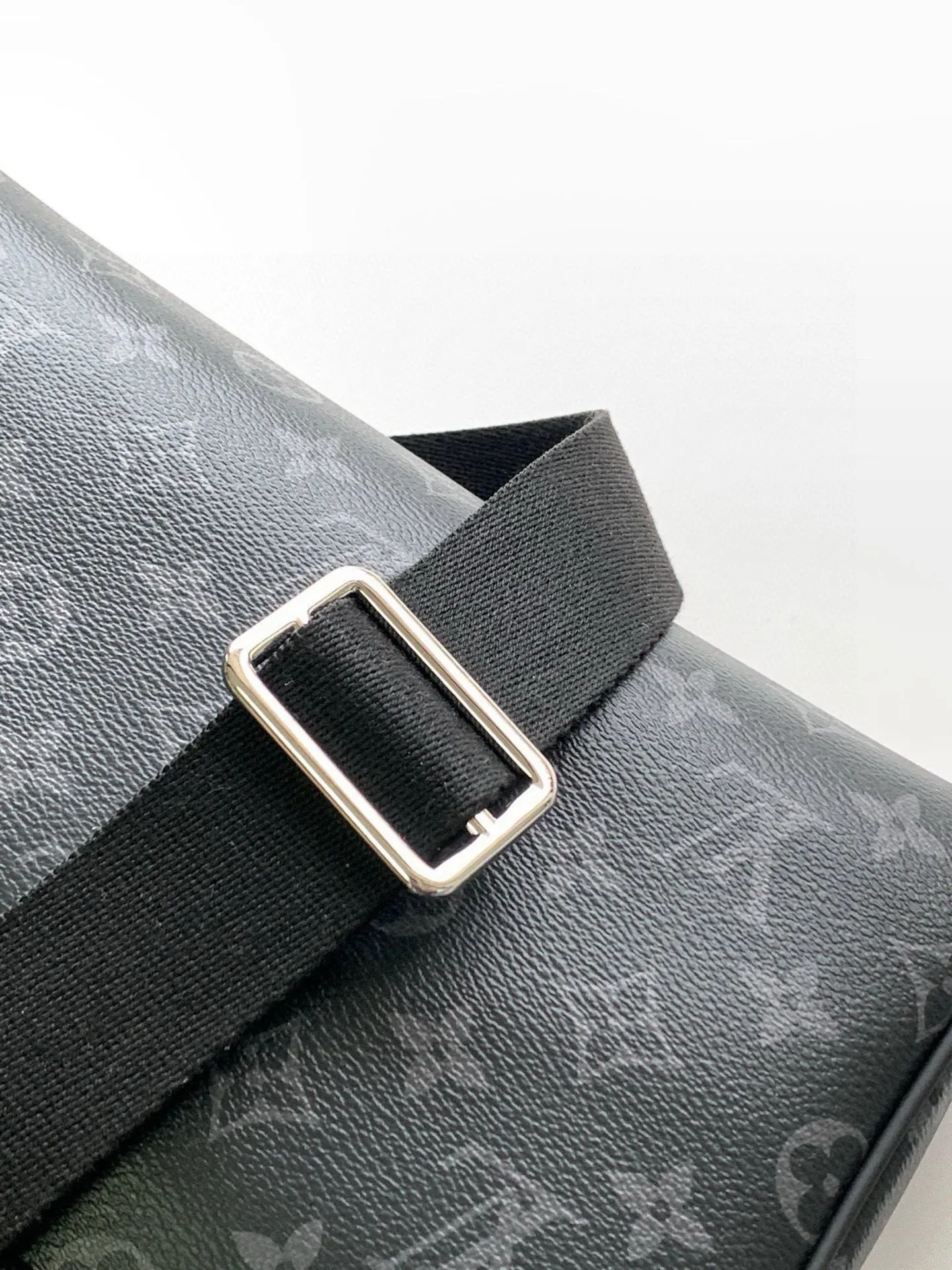 💰740 Top Original M44000 Black Flower Small Upgraded Hardware Upgraded Fabric DISTRICT Handbag Fashionable and easy-to-line messenger bag, this especially new District small handbag is an ideal daily bag, elegant, lightweight, spacious interior, practical and elegant. Dimensions 25.0x 22.0x 8.0 cm