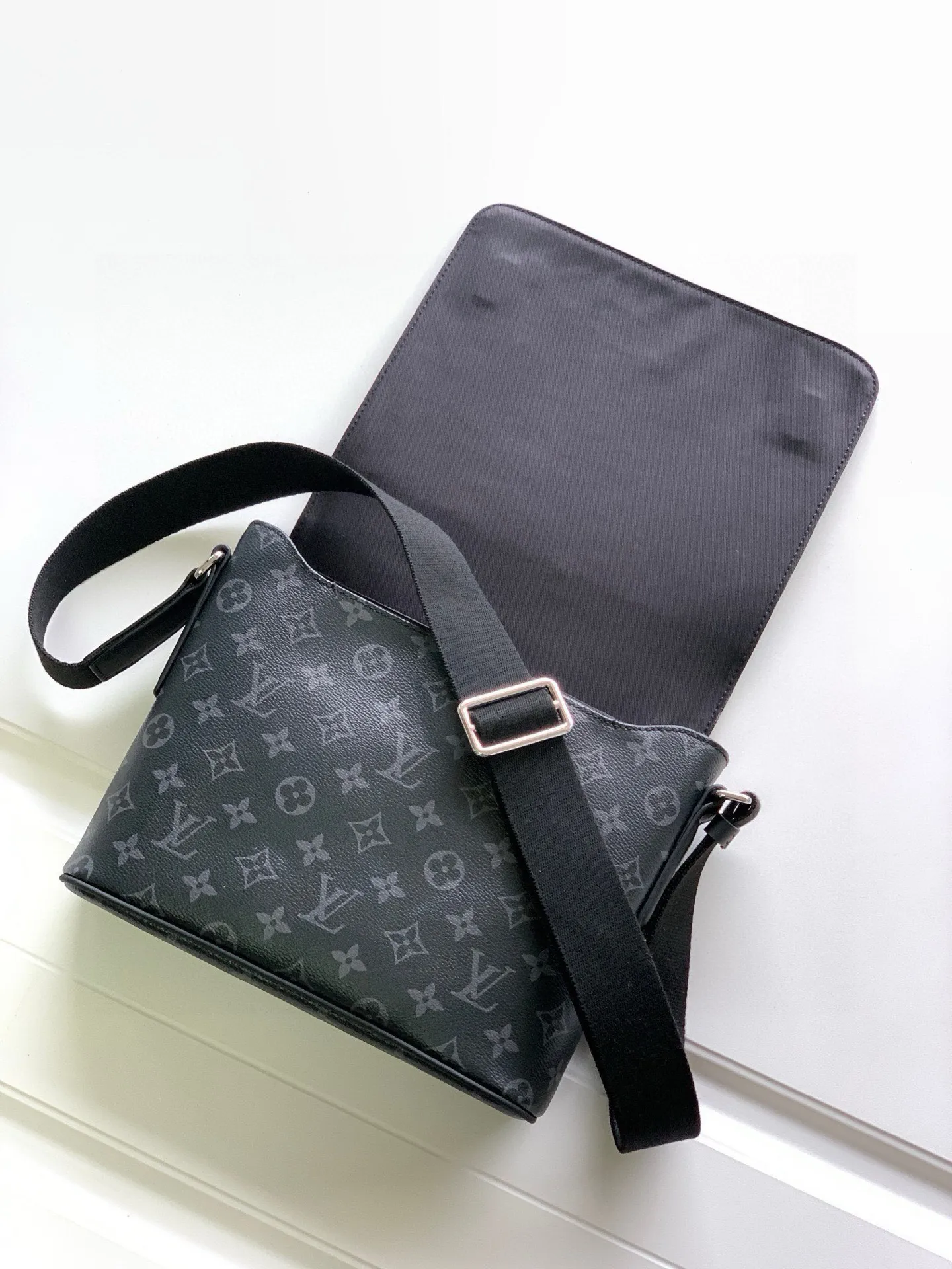 💰740 Top Original M44000 Black Flower Small Upgraded Hardware Upgraded Fabric DISTRICT Handbag Fashionable and easy-to-line messenger bag, this especially new District small handbag is an ideal daily bag, elegant, lightweight, spacious interior, practical and elegant. Dimensions 25.0x 22.0x 8.0 cm