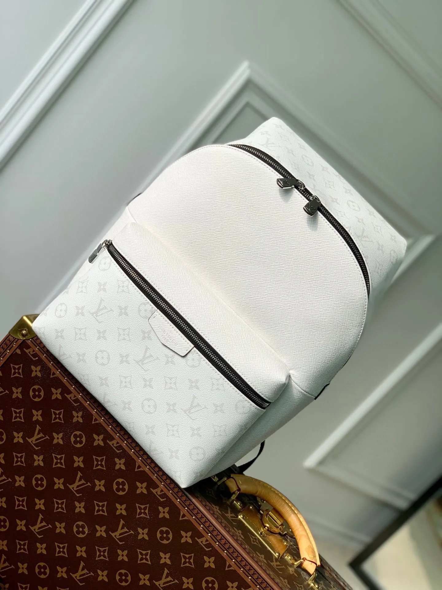 💰940 (first-grain leather) top original single M30953 M30230 white flower DISCOVERY small backpack Discovery small backpack combines Monogram canvas and Taïga leather, m30232 reinterprets the classic campus trend design. White flower cross pattern men's backpack oo[handshake][handshake] The glossy outer layer wraps two inner pockets and an iPad inner pocket, and two adjustable leather shoulder straps ensure comfortable carrying. 40x30x20cm.