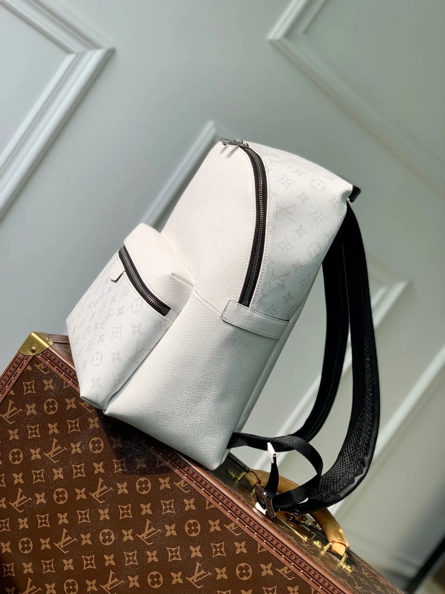 💰940 (first-grain leather) top original single M30953 M30230 white flower DISCOVERY small backpack Discovery small backpack combines Monogram canvas and Taïga leather, m30232 reinterprets the classic campus trend design. White flower cross pattern men's backpack oo[handshake][handshake] The glossy outer layer wraps two inner pockets and an iPad inner pocket, and two adjustable leather shoulder straps ensure comfortable carrying. 40x30x20cm.
