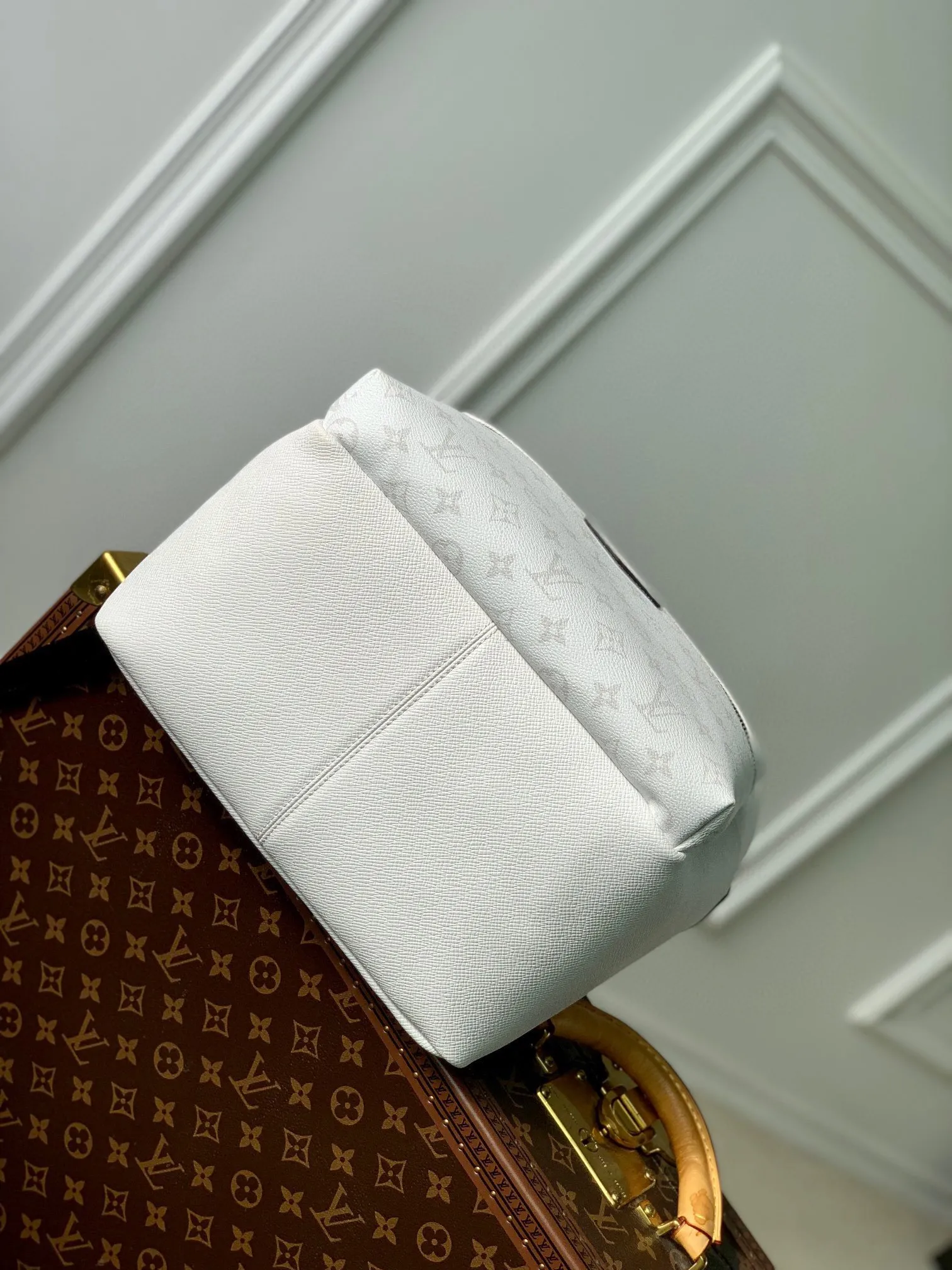 💰940 (first-grain leather) top original single M30953 M30230 white flower DISCOVERY small backpack Discovery small backpack combines Monogram canvas and Taïga leather, m30232 reinterprets the classic campus trend design. White flower cross pattern men's backpack oo[handshake][handshake] The glossy outer layer wraps two inner pockets and an iPad inner pocket, and two adjustable leather shoulder straps ensure comfortable carrying. 40x30x20cm.