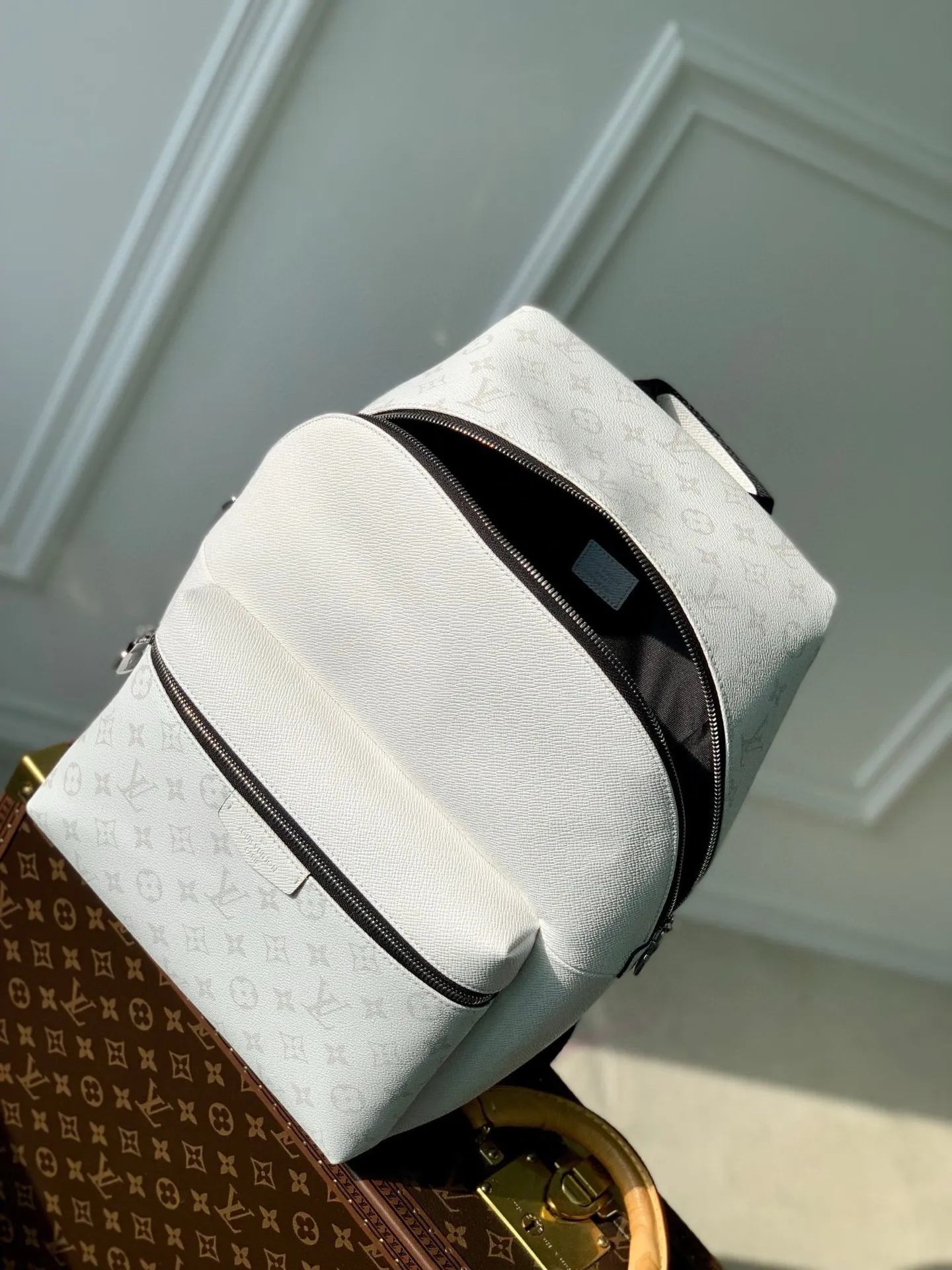 💰940 (first-grain leather) top original single M30953 M30230 white flower DISCOVERY small backpack Discovery small backpack combines Monogram canvas and Taïga leather, m30232 reinterprets the classic campus trend design. White flower cross pattern men's backpack oo[handshake][handshake] The glossy outer layer wraps two inner pockets and an iPad inner pocket, and two adjustable leather shoulder straps ensure comfortable carrying. 40x30x20cm.